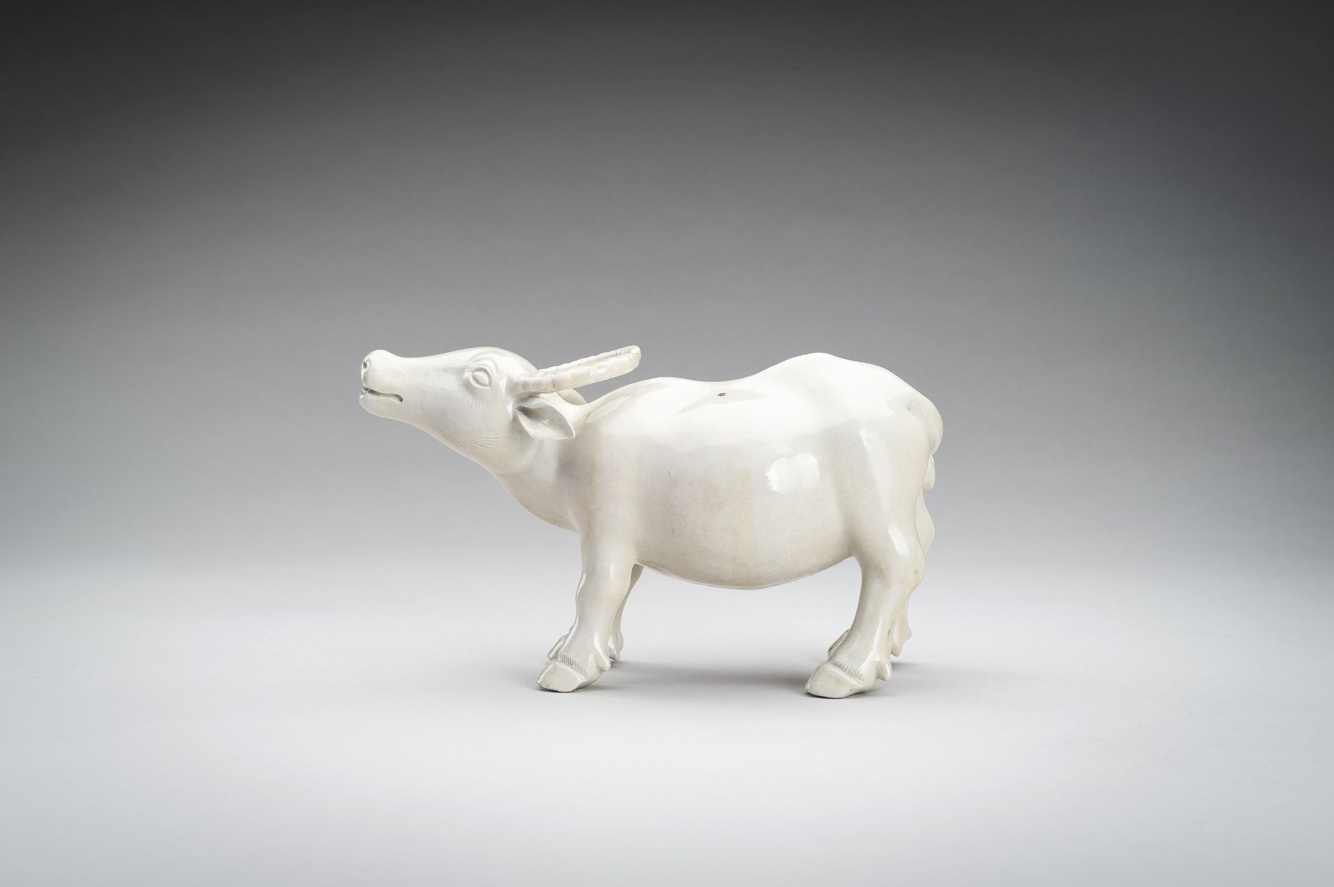 A DEHUA FIGURE OF AN OX, QING DYNASTY - Bild 3 aus 12