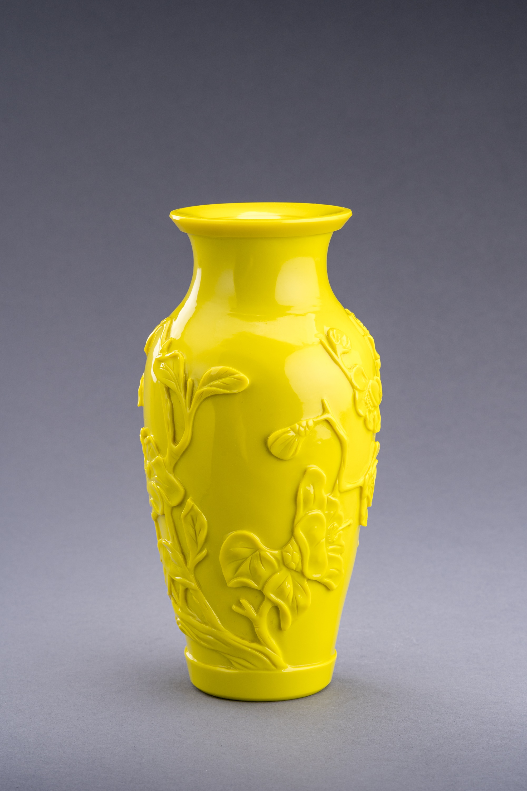 A BRIGHT YELLOW PEKING GLASS 'FLOWERS' VASE, REPUBLIC PERIOD - Image 5 of 7