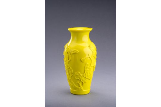 A BRIGHT YELLOW PEKING GLASS 'FLOWERS' VASE, REPUBLIC PERIOD - Image 5 of 7