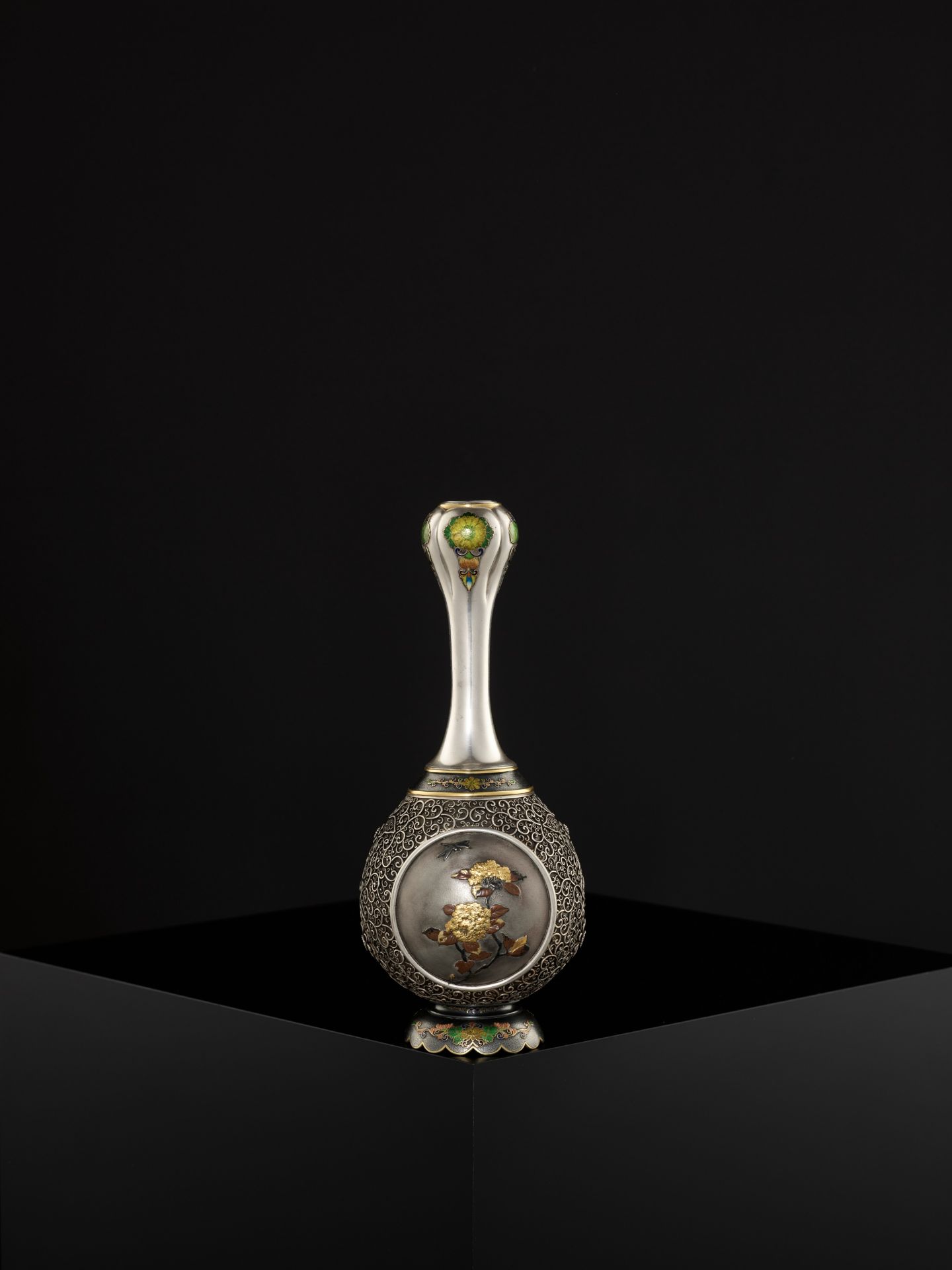 A SUPERB SILVER FILIGREE AND CLOISONNE ENAMEL VASE DEPICTING A COCKATOO - Image 9 of 12