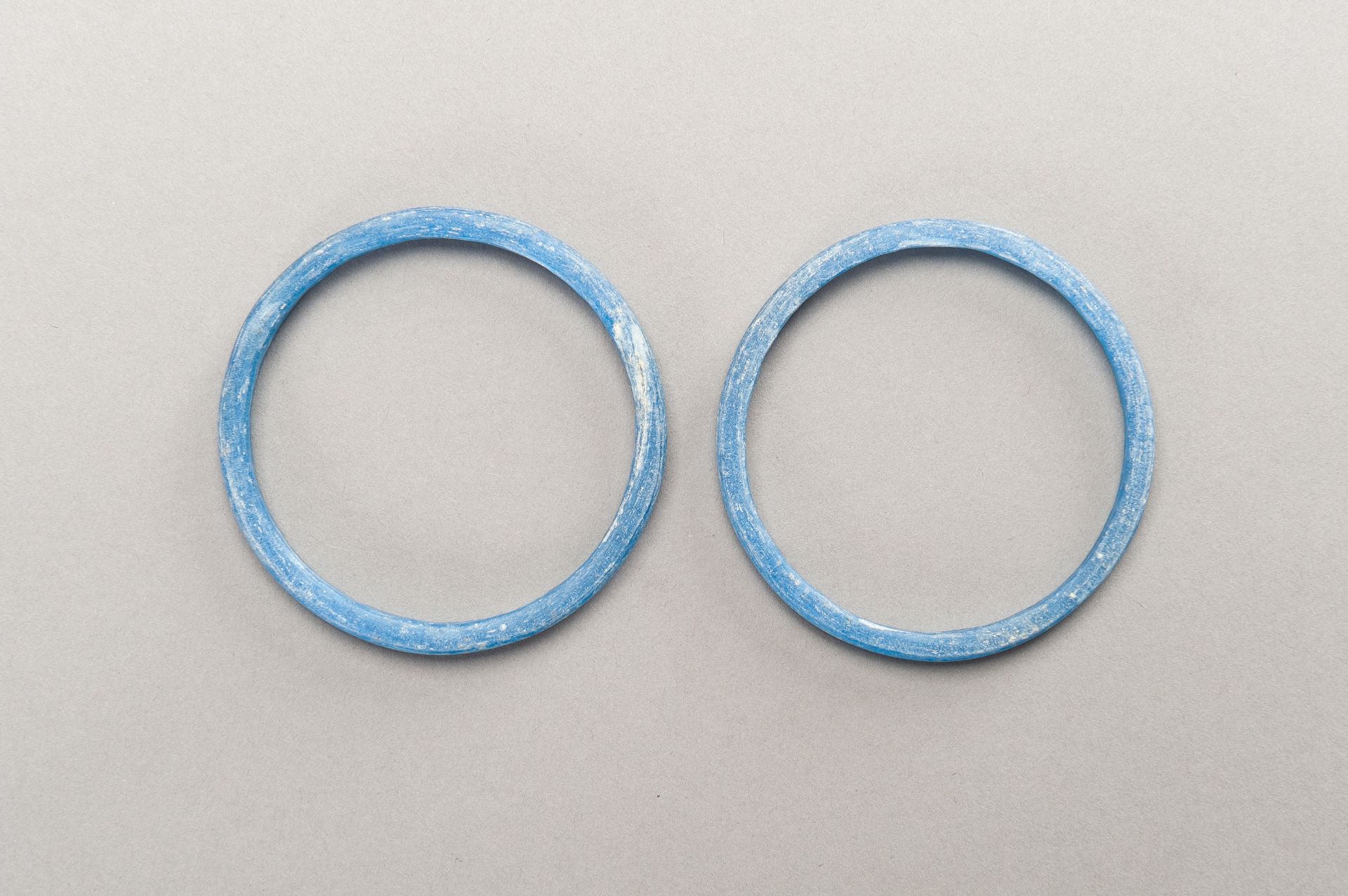 FOUR BLUE GLASS BANGLES - Bild 10 aus 12