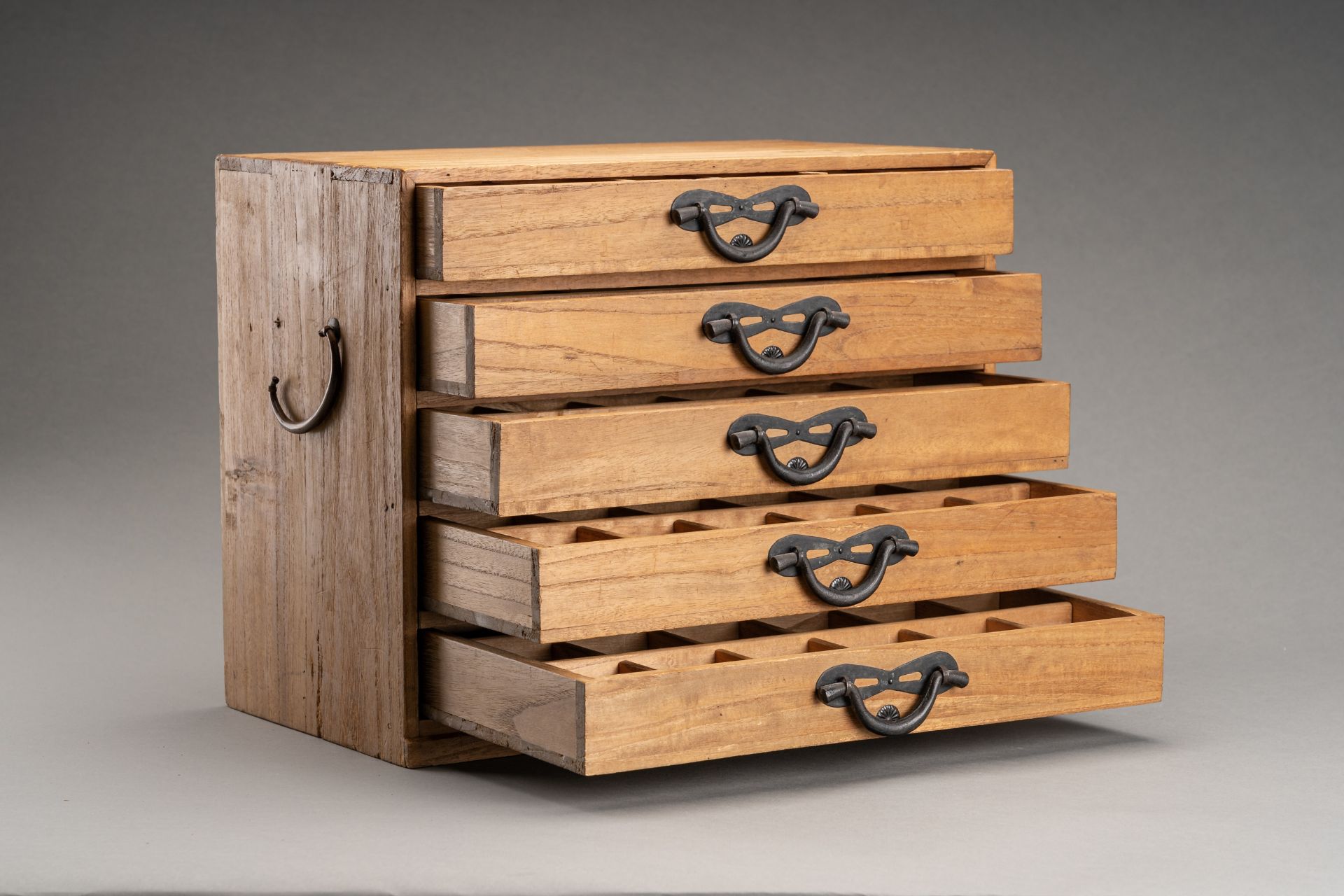 A WOODEN JAPANESE STORAGE BOX WITH 5 DRAWERS