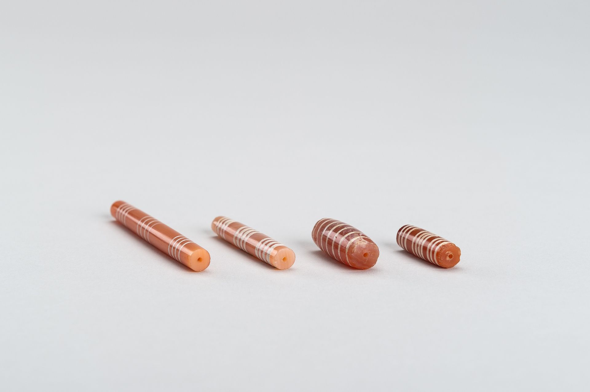 A GROUP OF FOUR ETCHED PYU CARNELIAN BEADS - Bild 7 aus 7