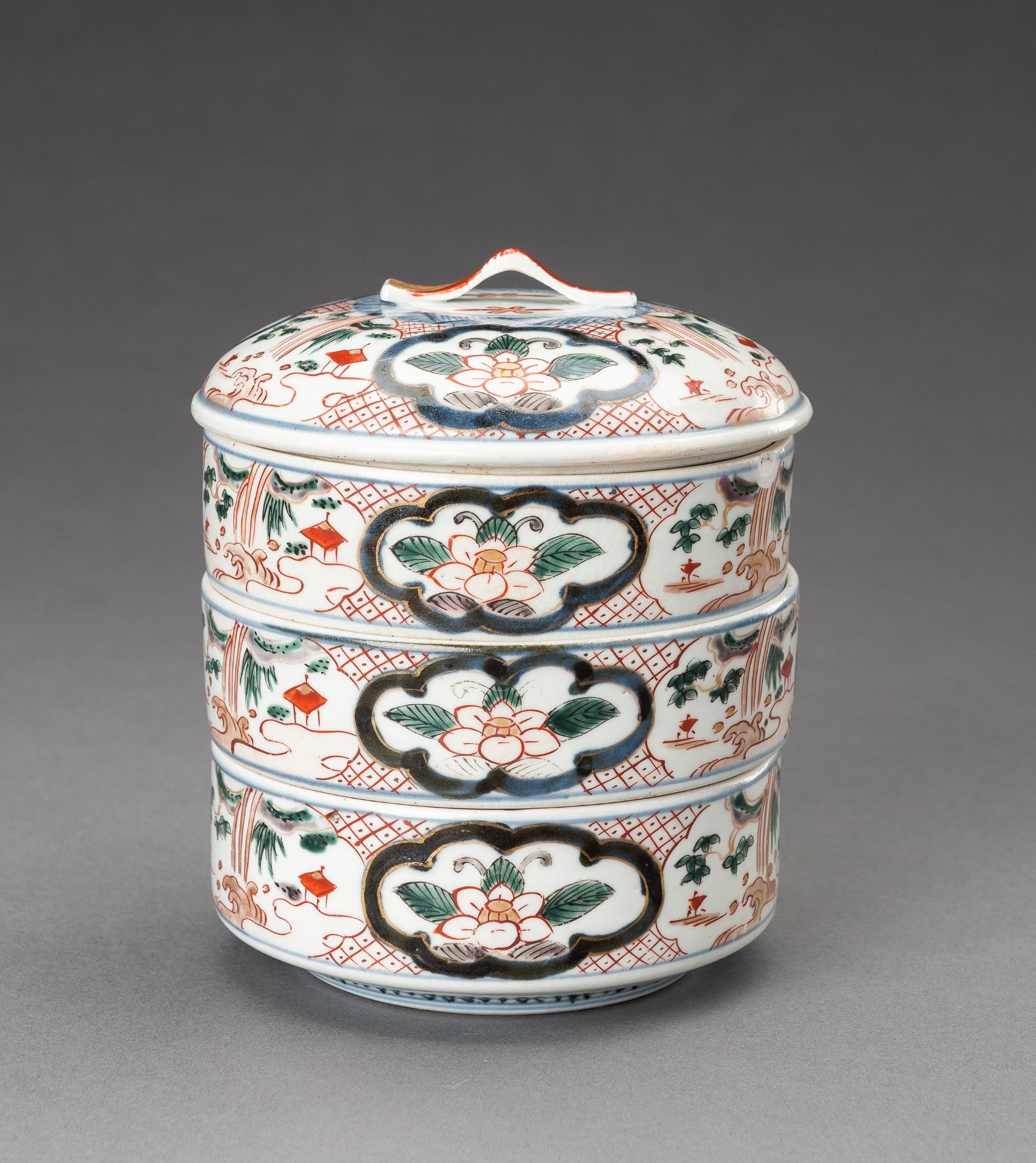 AN IMARI PORCELAIN THREE-CASE BOX WITH COVER, MEIJI