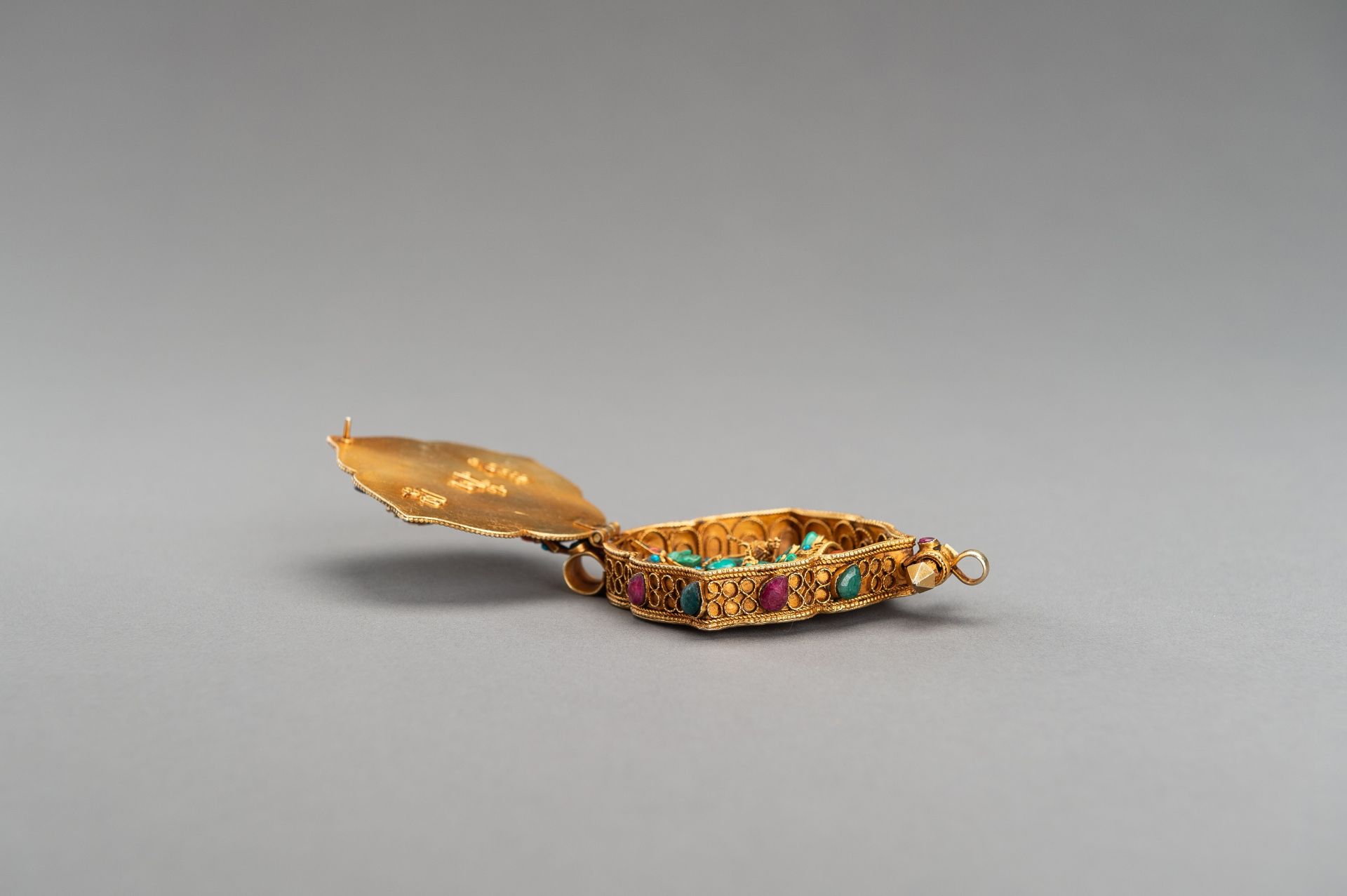 AN INLAID AND GILT AMULET-CONTAINER GAU WITH VAJRASATTVA - Bild 3 aus 17