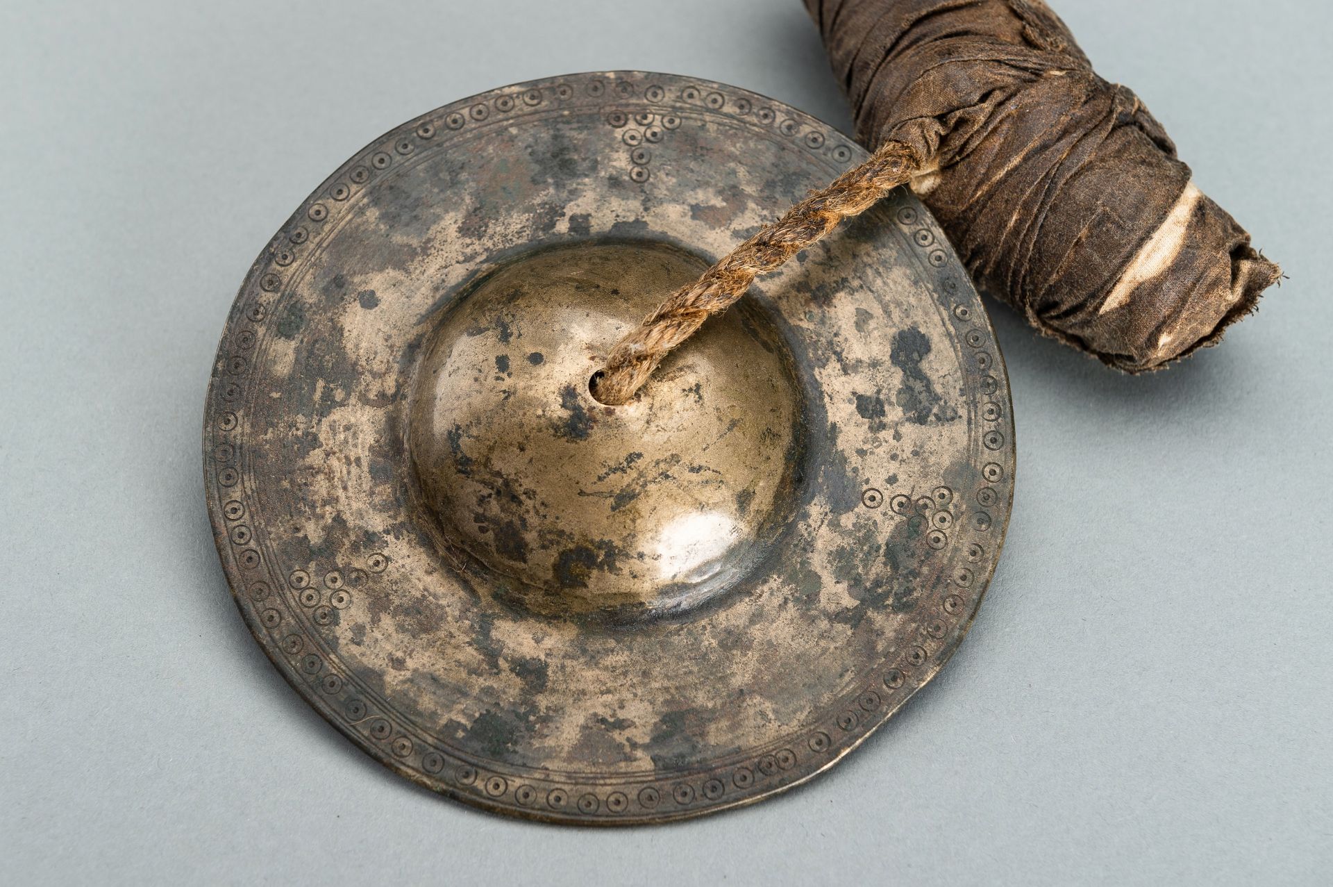 A RARE PAIR OF BRONZE CYMBALS, 19th CENTURY - Image 4 of 10