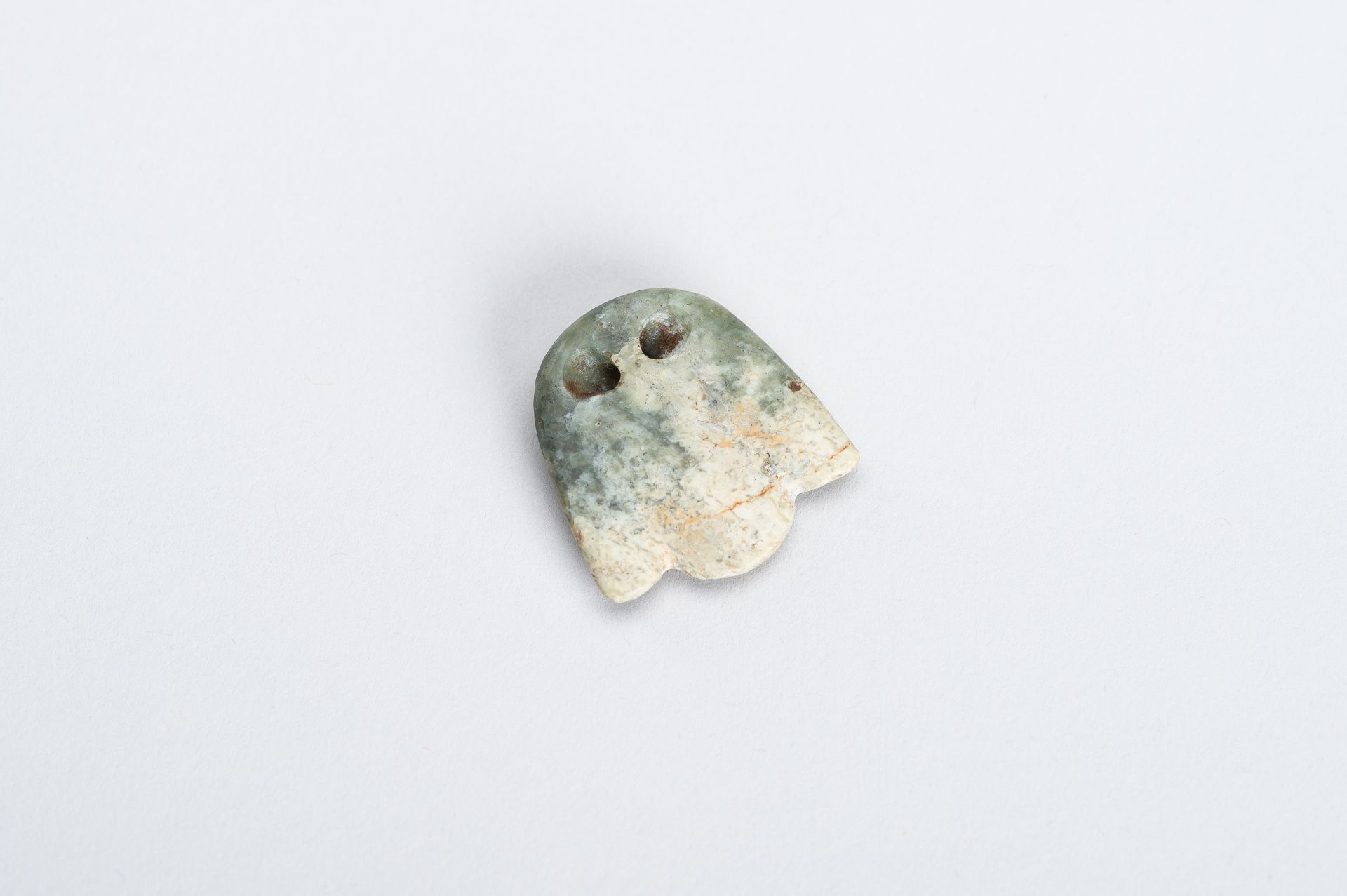 AN ARCHAISTIC HONGSHAN STYLE JADE 'BIRD' PENDANT - Image 6 of 9