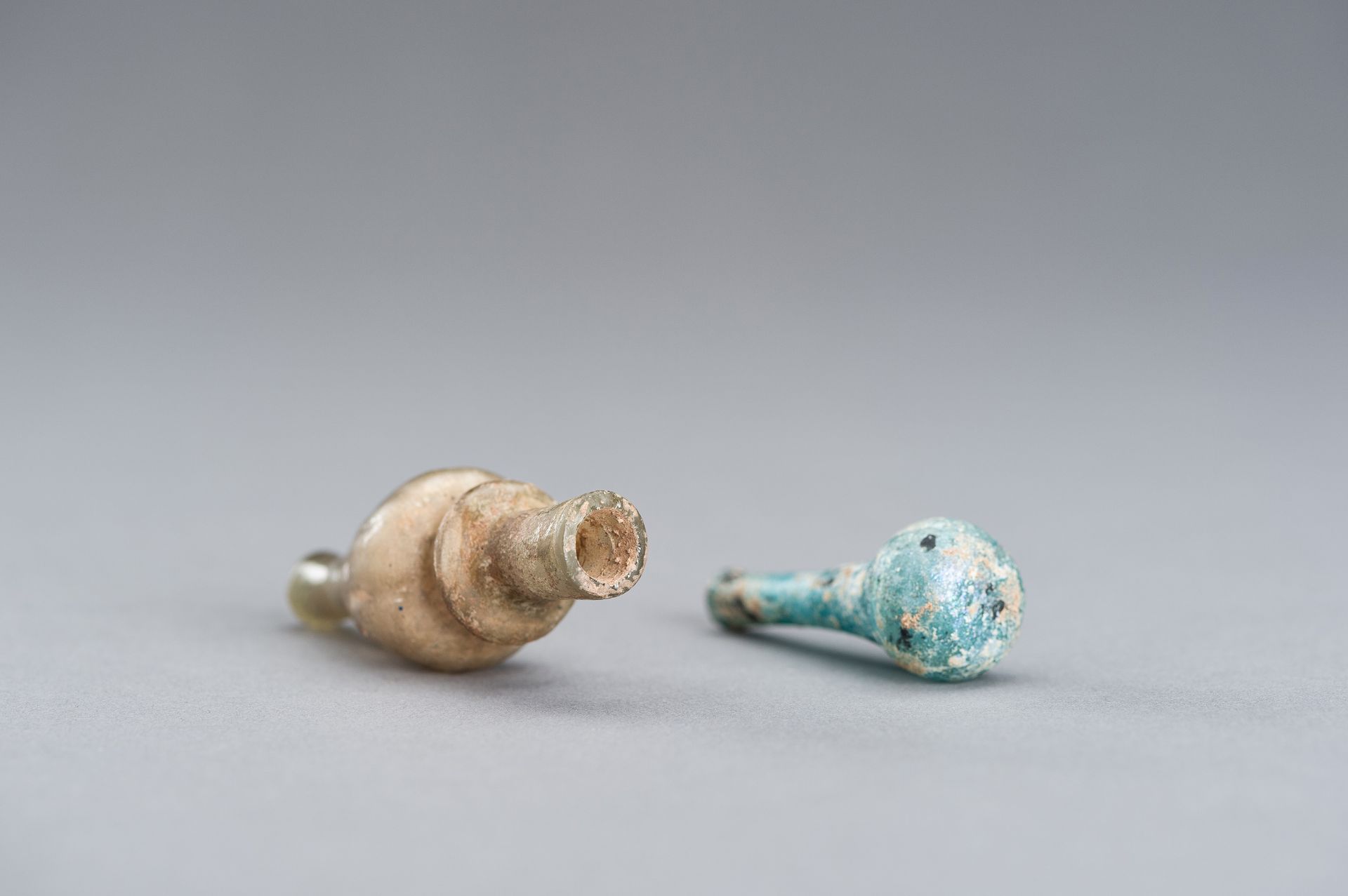 A GLASS STOPPER AND MINIATURE VASE - Image 8 of 11