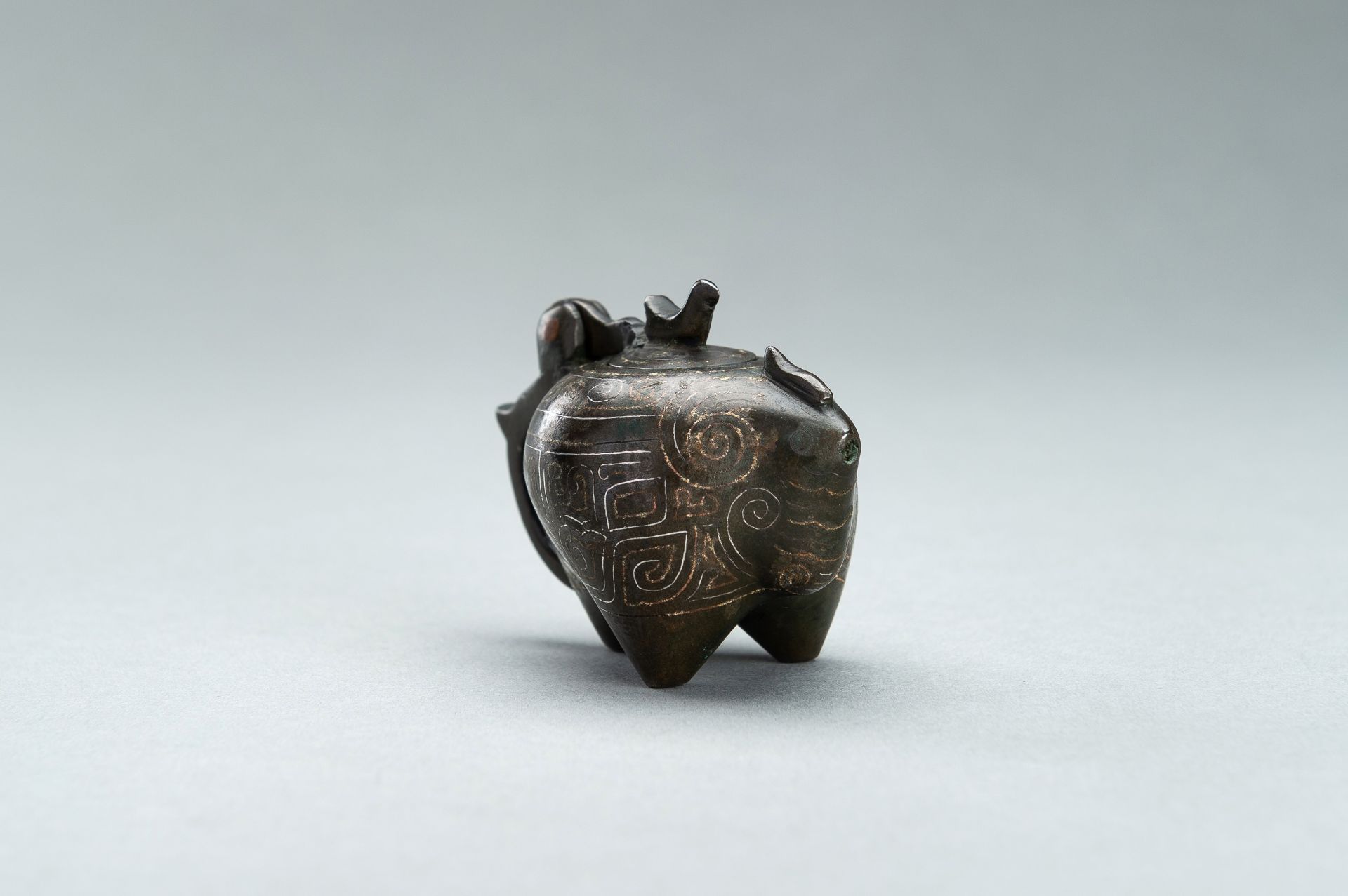 A SMALL COPPER AND SILVER INLAID BRONZE POURING TRIPOD VESSEL IN THE FORM OF AN ANIMAL, 17TH CENTURY - Image 8 of 11