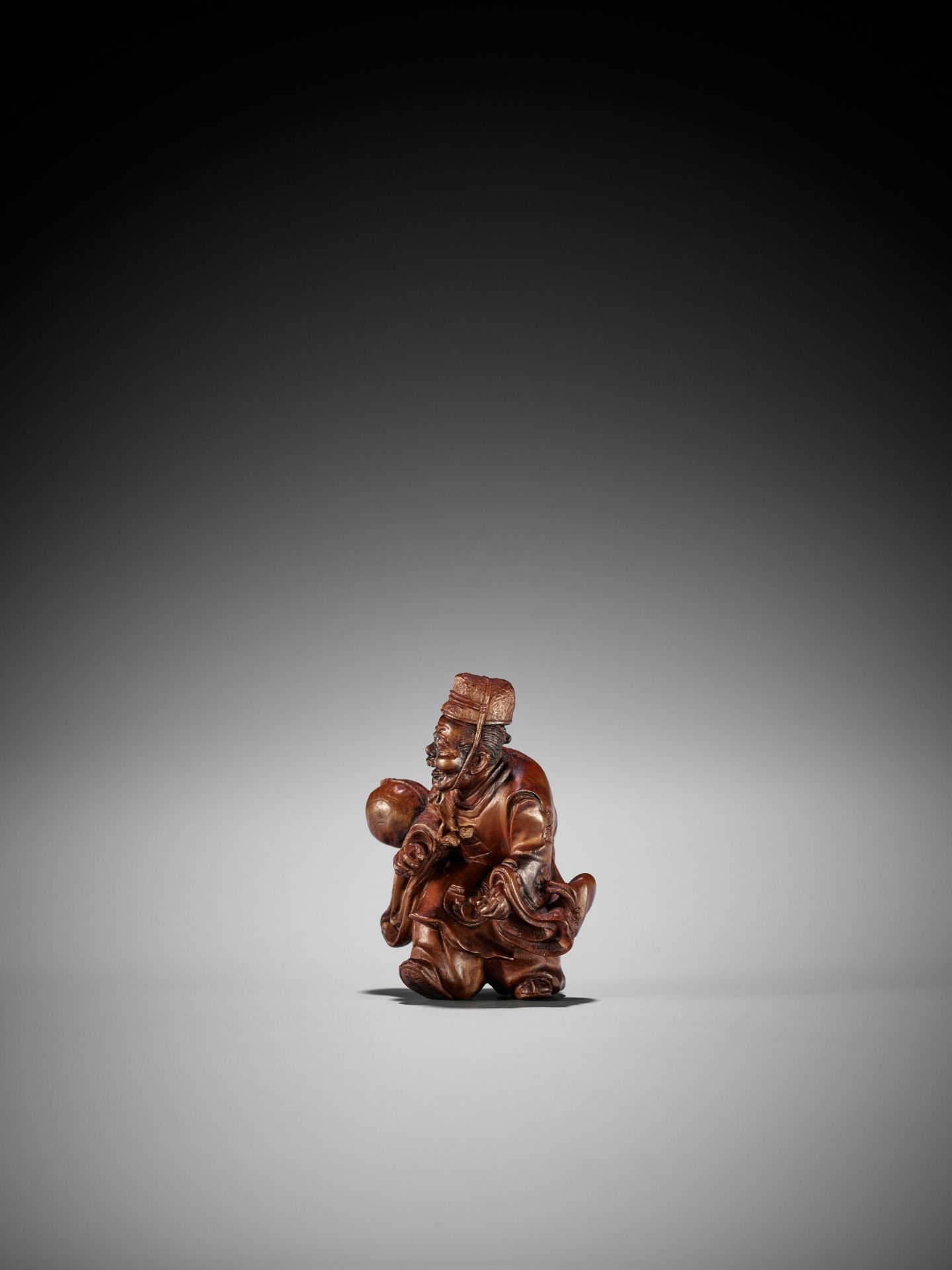 SEIHO: A FINE STAINED BOXWOOD NETSUKE OF A KEMARI PLAYER - Image 5 of 9