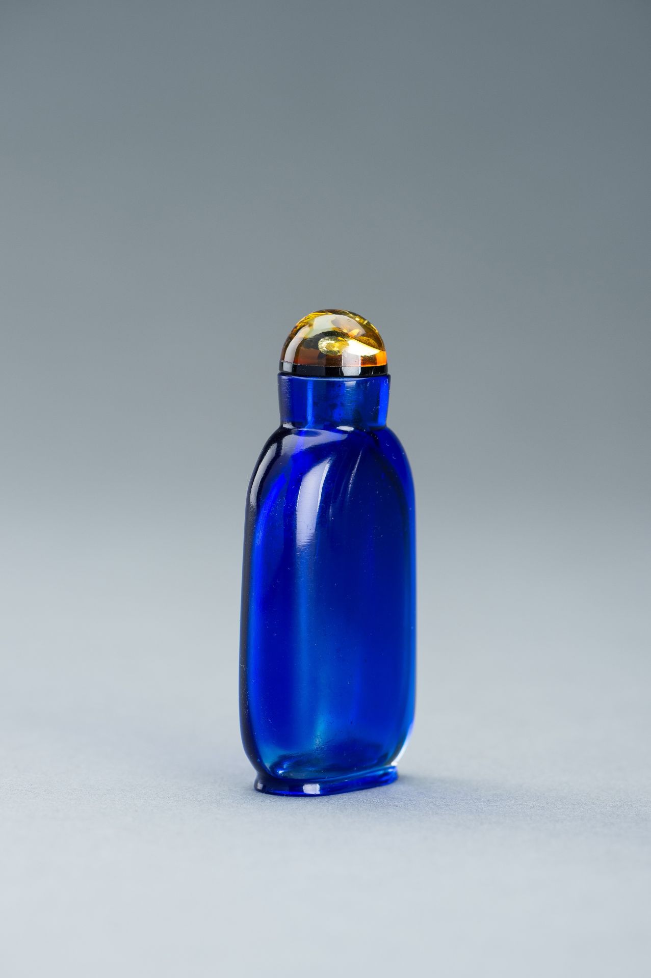 A SAPPHIRE-BLUE GLASS SNUFF BOTTLE, c. 1920s - Bild 5 aus 9