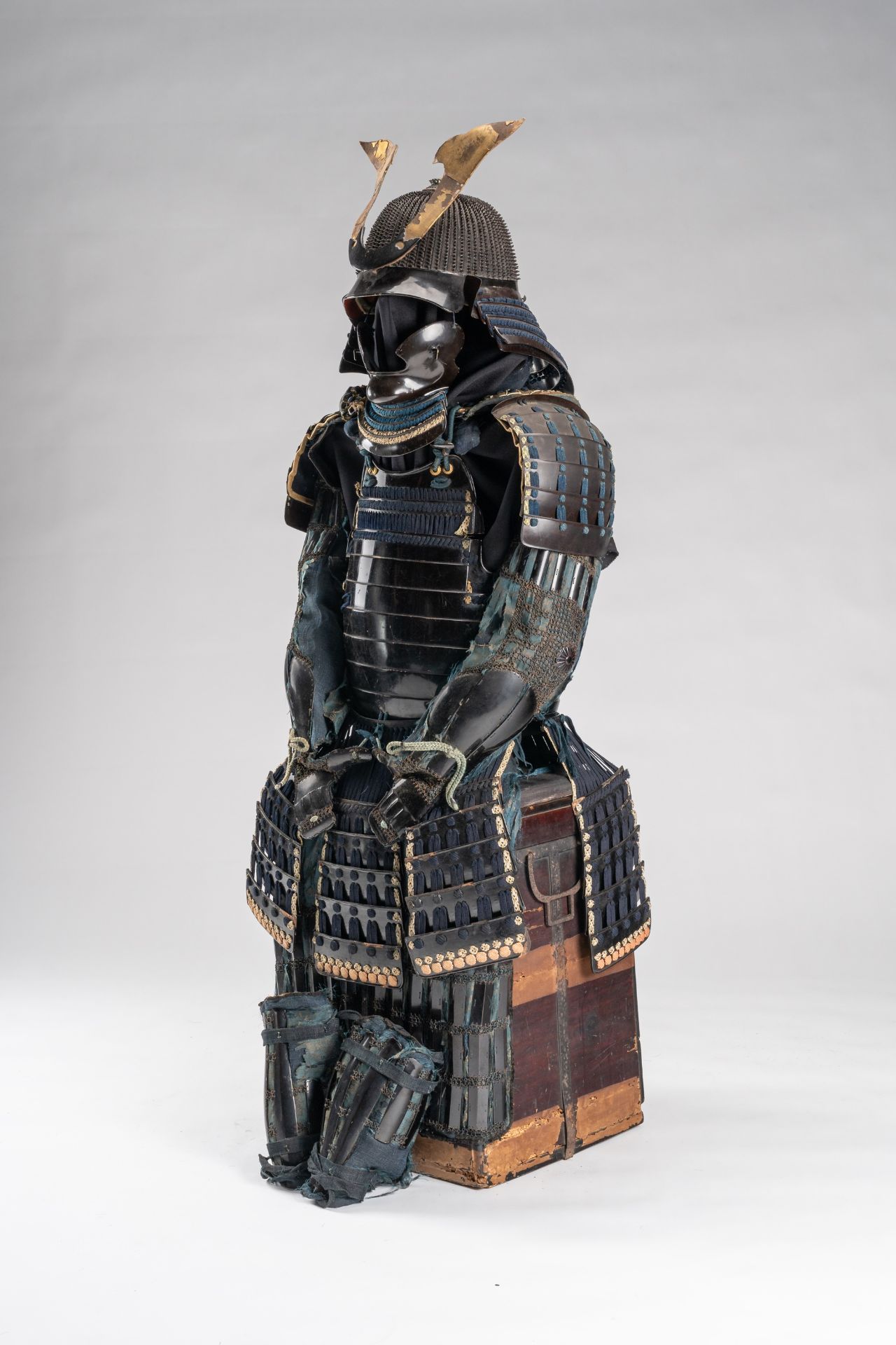 A SUIT OF ARMOR WITH KOBOSHI KABUTO AND KUWAGATA MAEDATE - Bild 2 aus 10