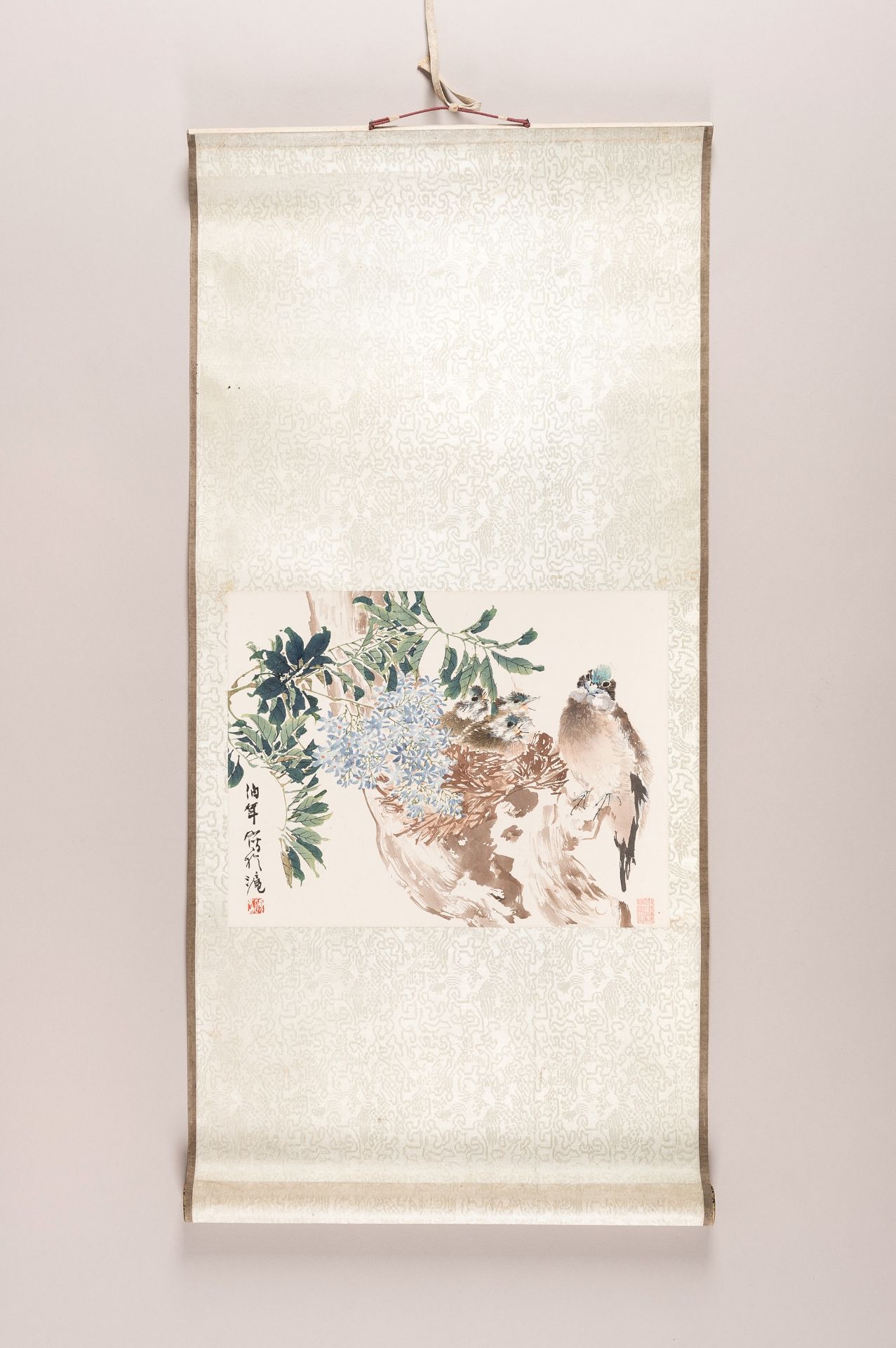 A SCROLL WITH PRINT AFTER REN YI 'BIRD WITH YOUNG' - Bild 3 aus 10