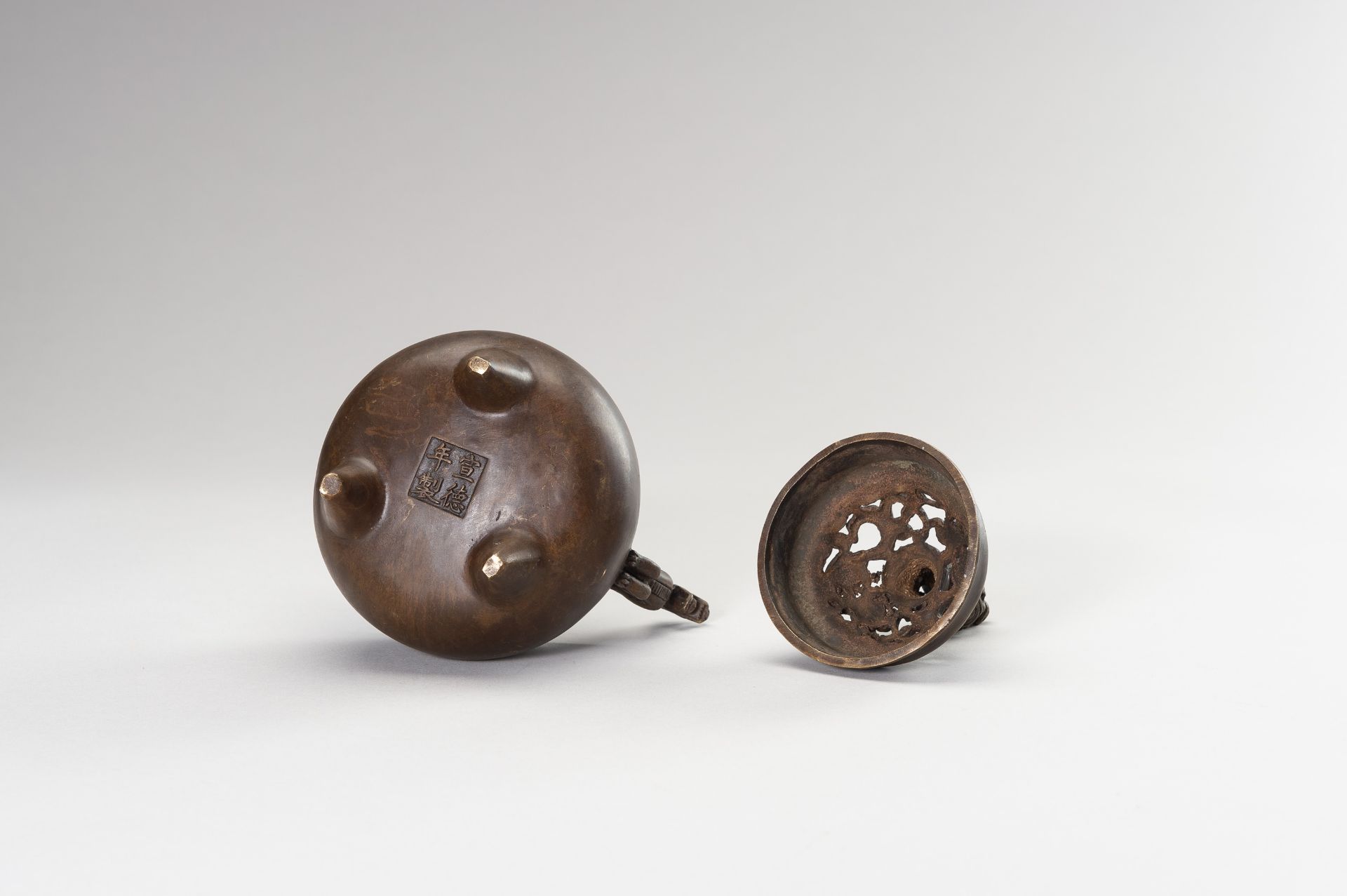 A BRONZE TRIPOD CENSER WITH DRAGONS - Image 10 of 11