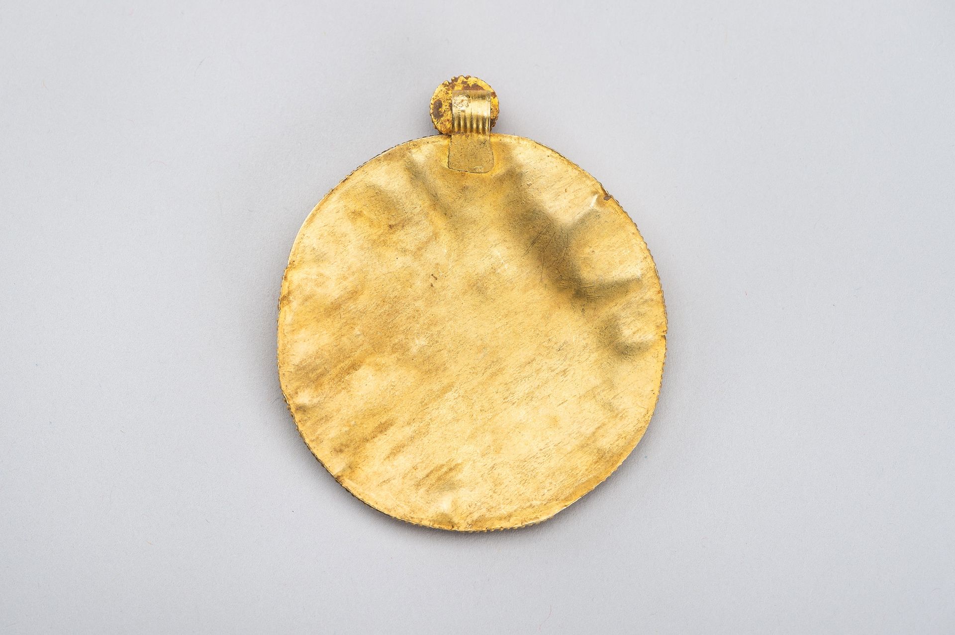 A GOLD REPOUSSE PENDANT WITH SHIVA AND PARVATI - Bild 8 aus 8