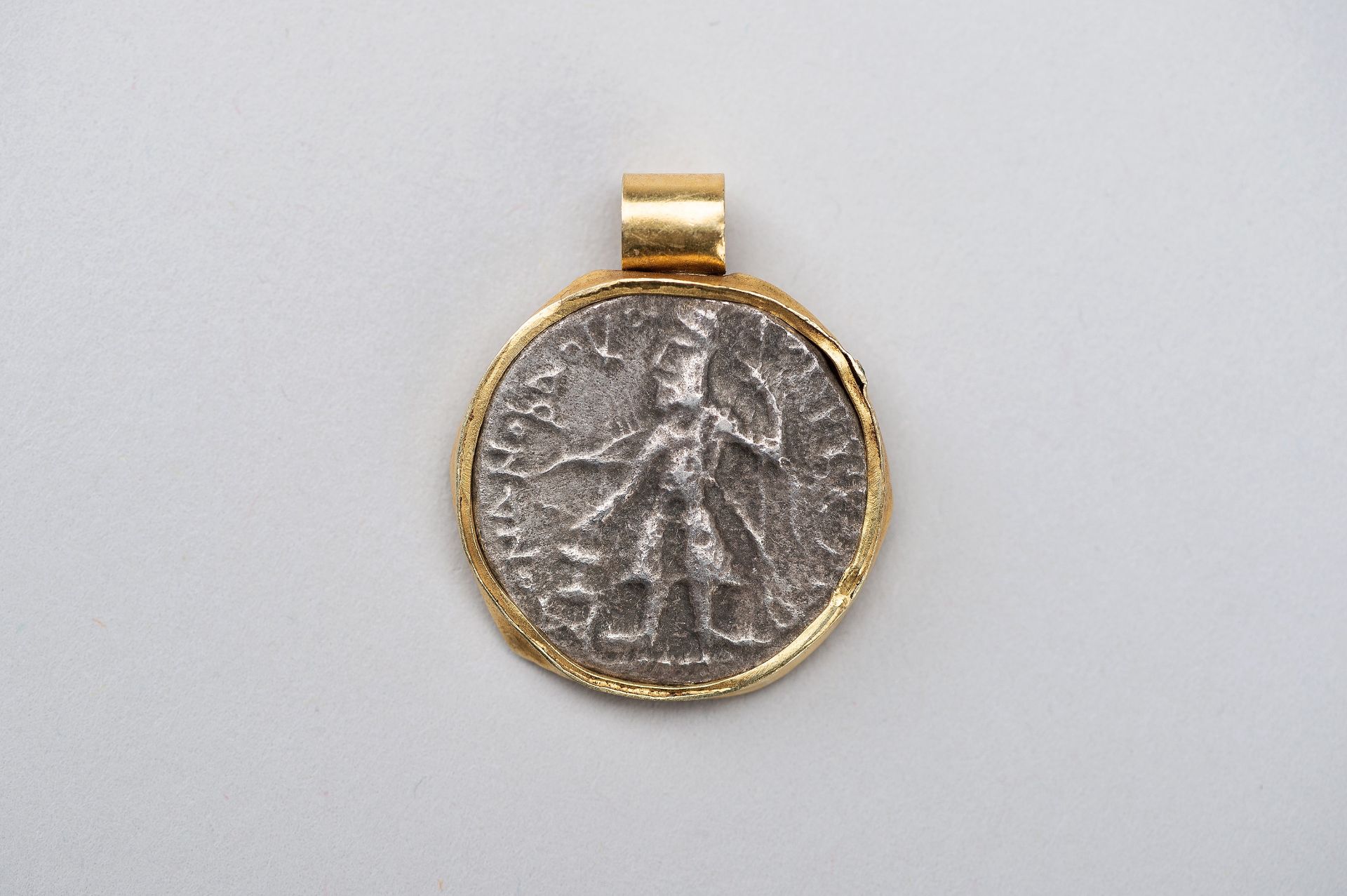 A PAIR OF 'KANISHKA SILVER COIN' PENDANTS - Bild 6 aus 9