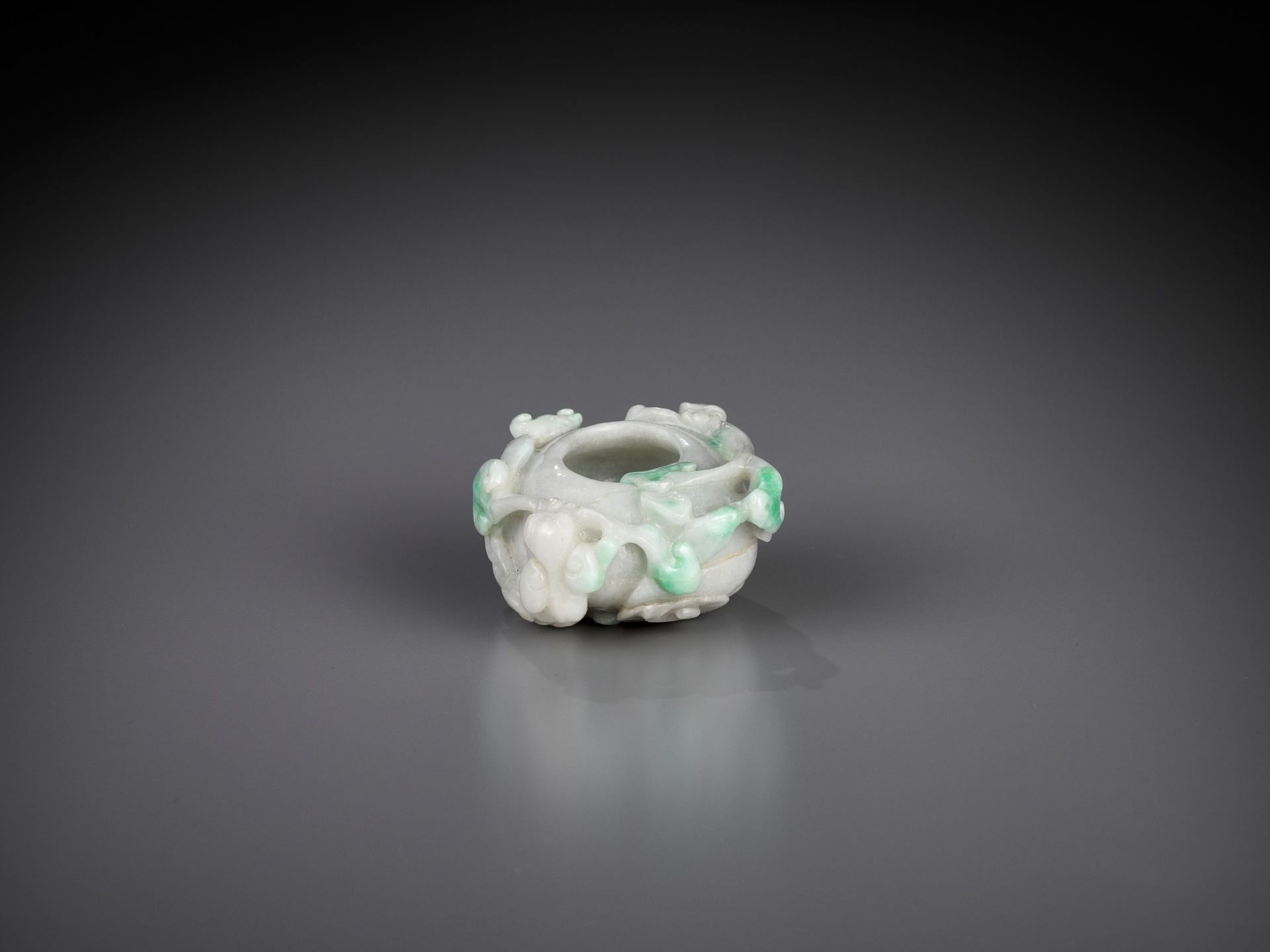 A SMALL JADEITE 'CHILONG' WASHER, LATE QING TO REPUBLIC - Bild 3 aus 11