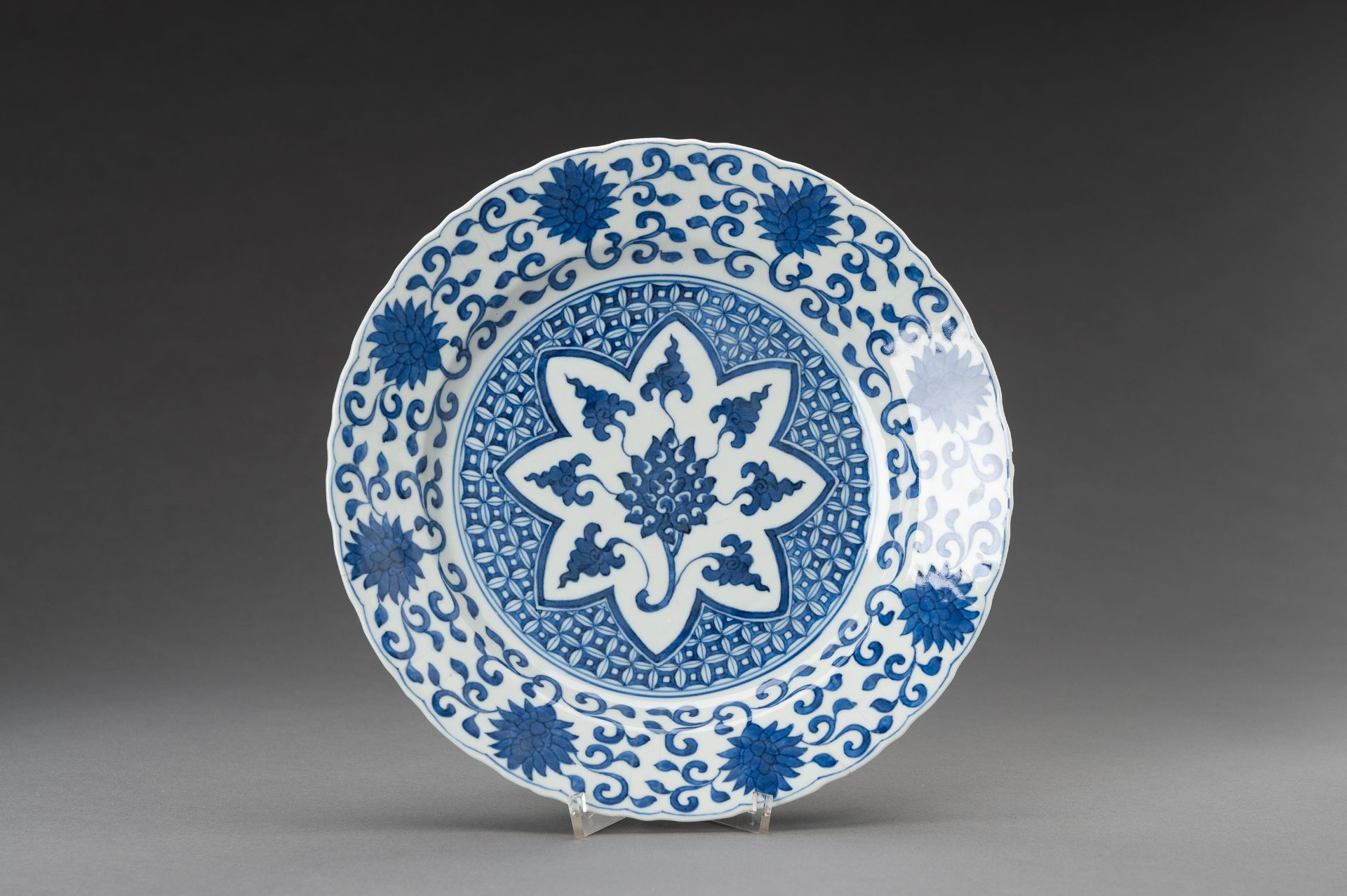 A PAIR OF BLUE AND WHITE FLORAL PORCELAIN DISHES, 1930s - Image 7 of 12