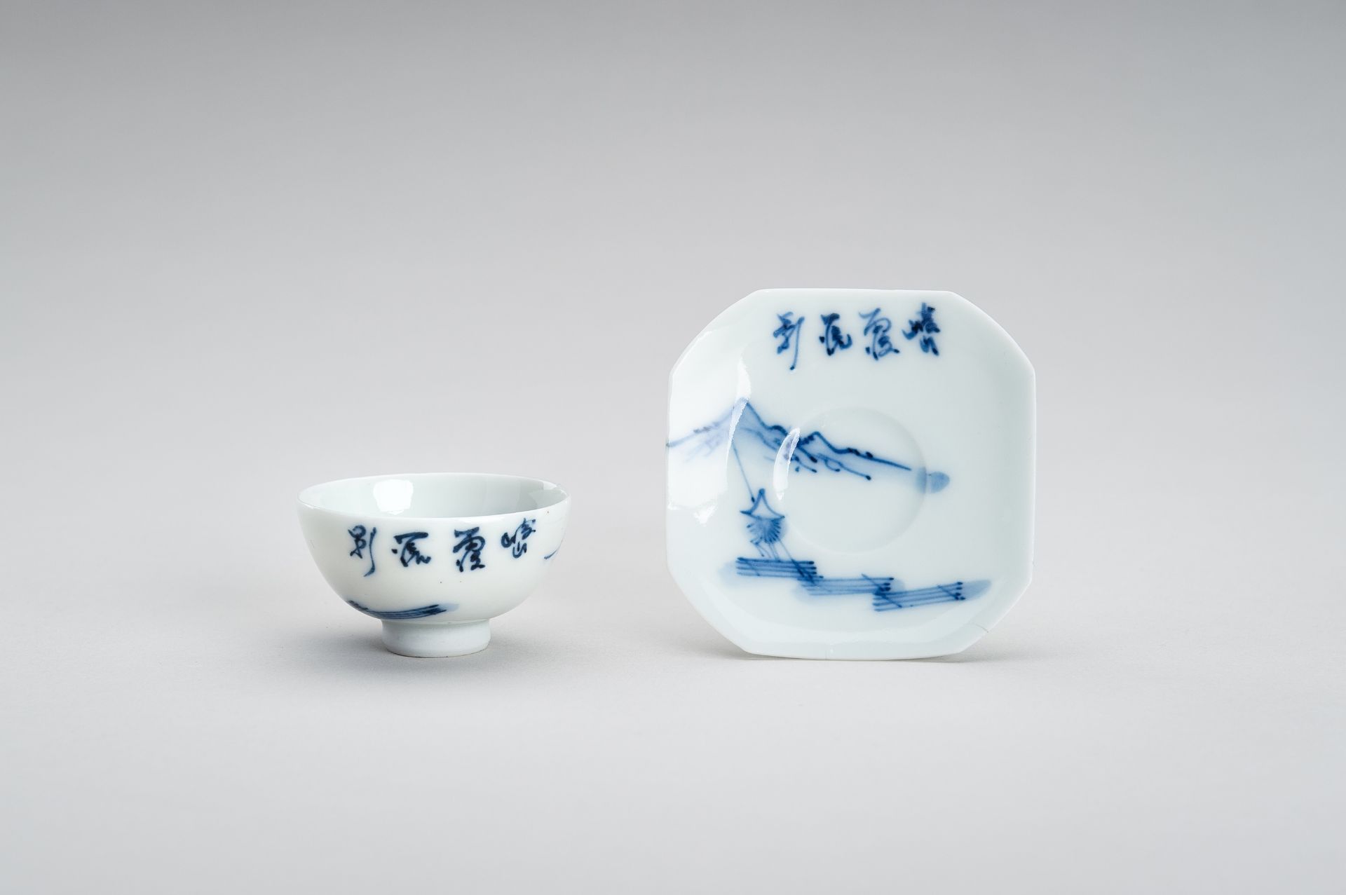 A GROUP OF THREE CERAMIC AND PORCELAIN ITEMS - Image 8 of 14
