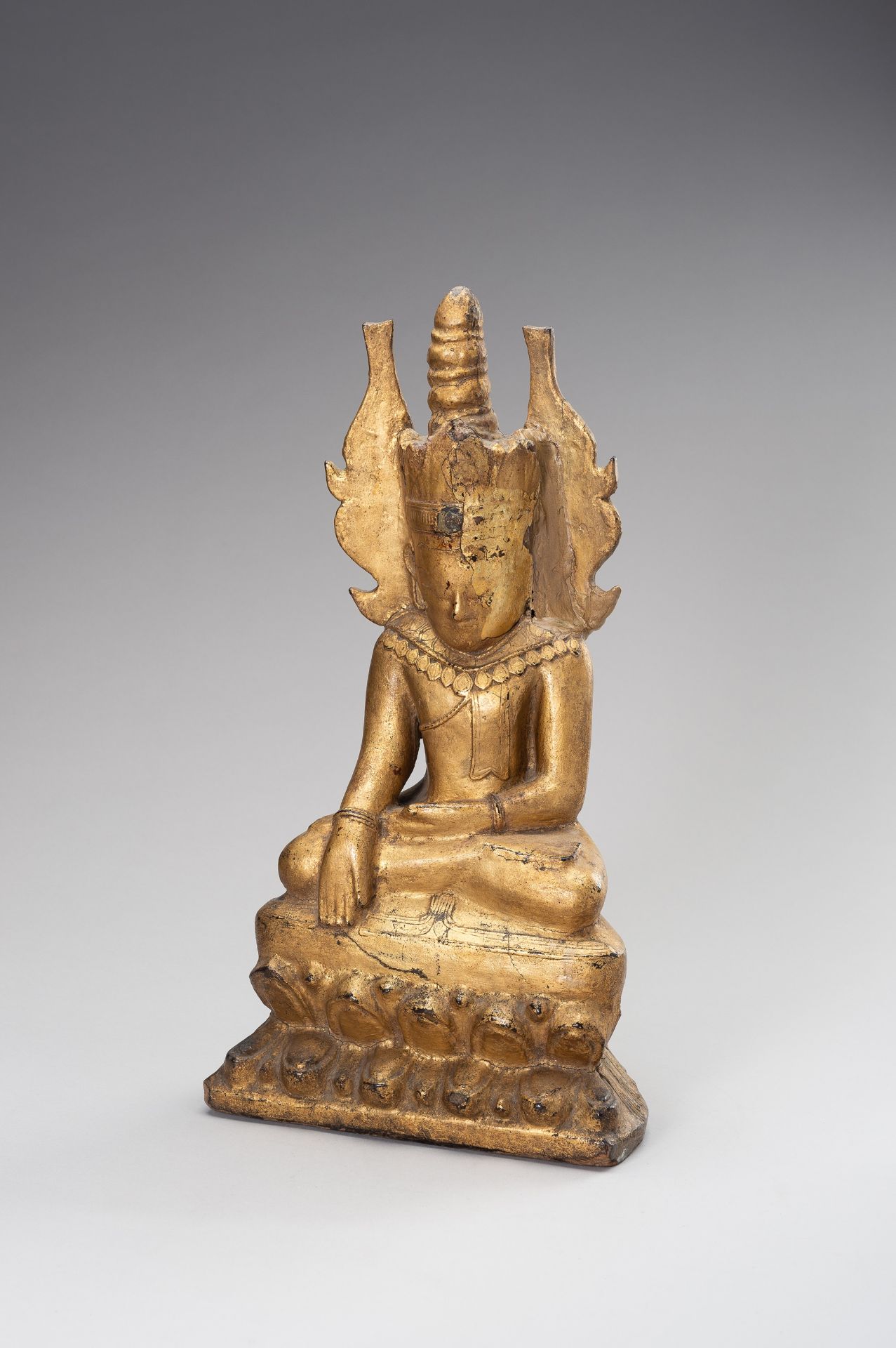 A GOLD LACQUERED WOOD FIGURE OF BUDDHA - Bild 2 aus 11