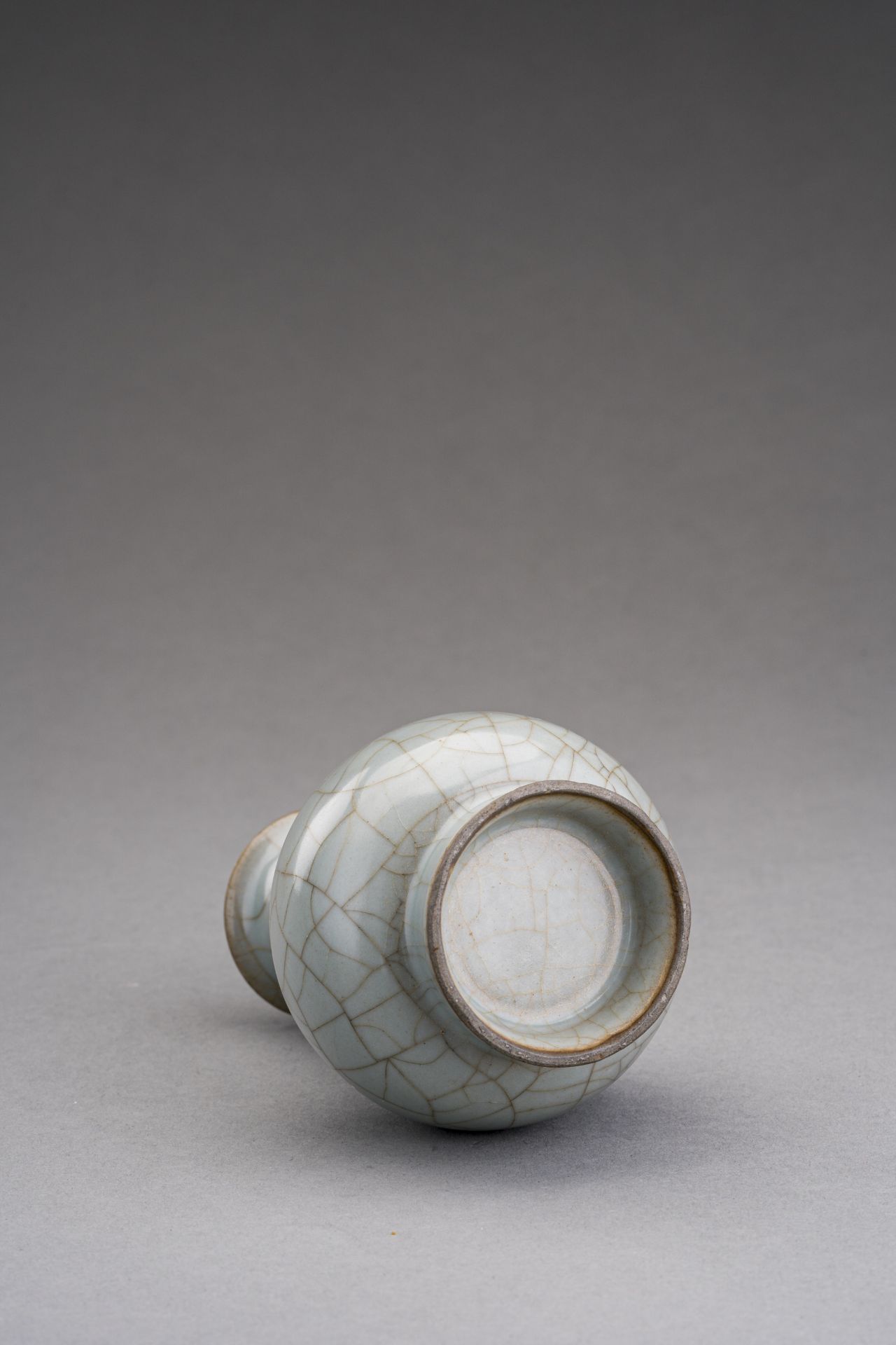 A GUAN-STYLE CELADON GLAZED PORCELAIN BOTTLE VASE, QING DYNASTY - Image 7 of 7