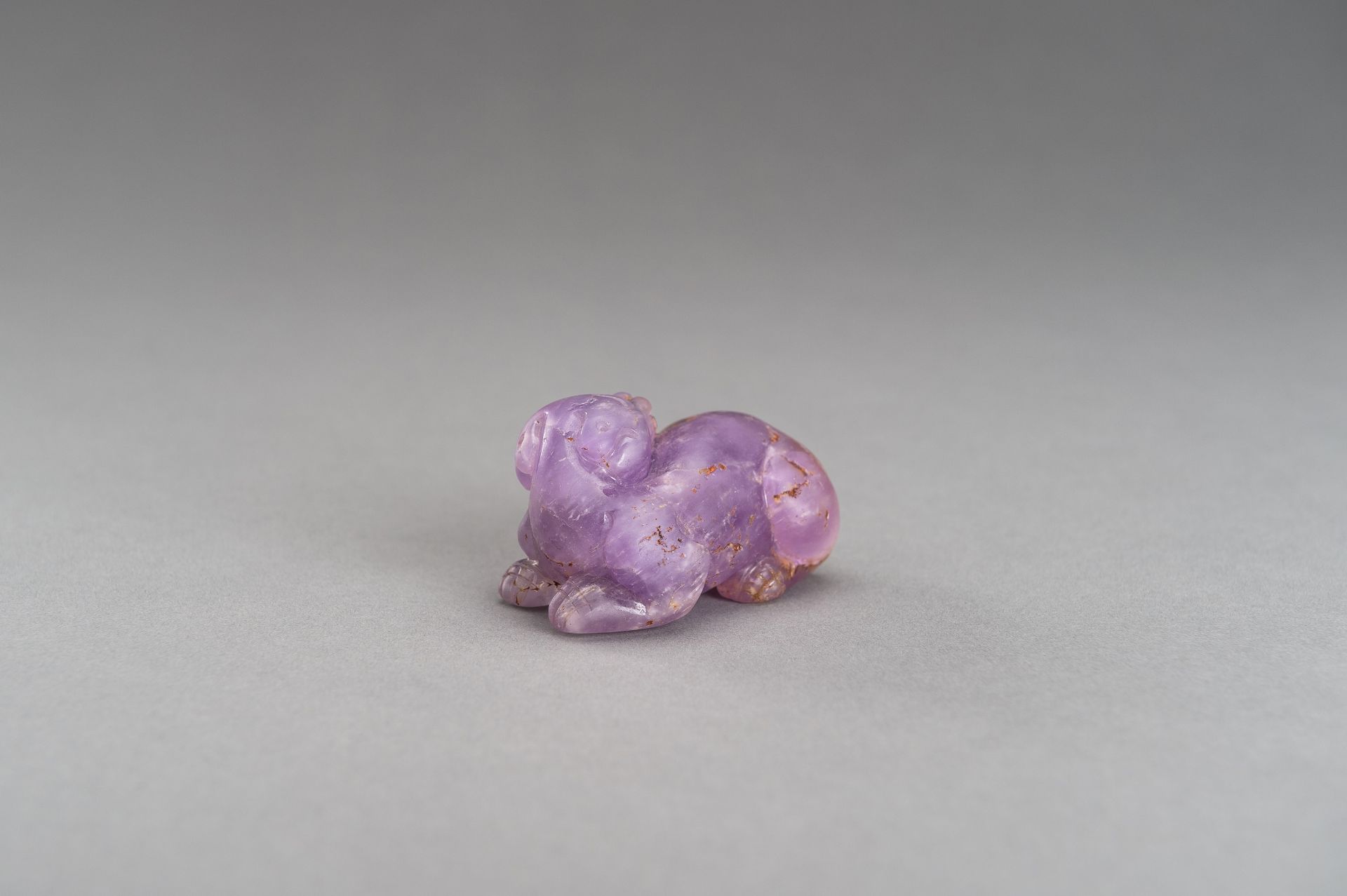 AN AMETHYST FIGURE OF A LION, QING DYNASTY - Bild 8 aus 11