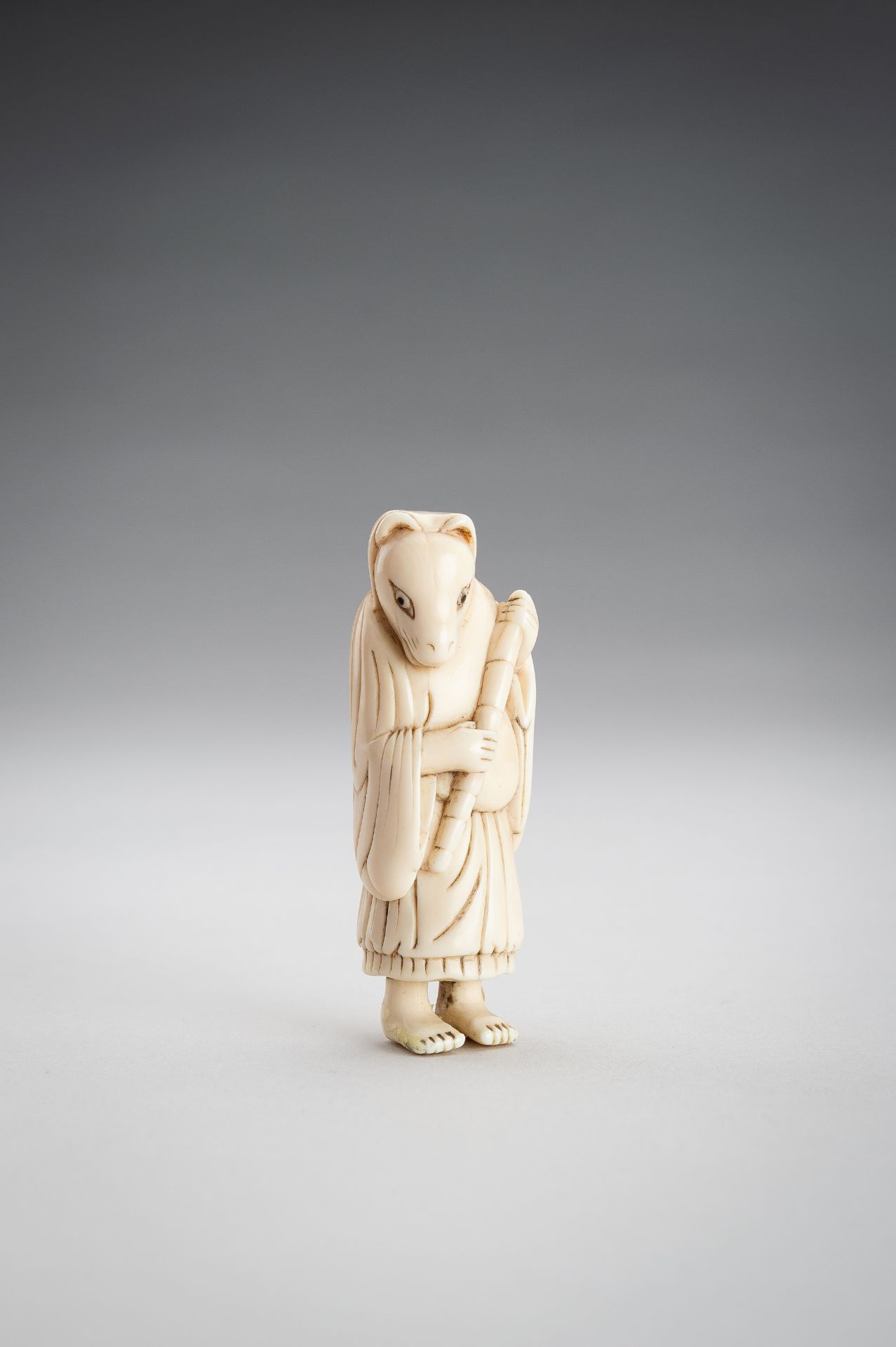 AN IVORY NETSUKE OF A FOX PRIEST - Bild 2 aus 10