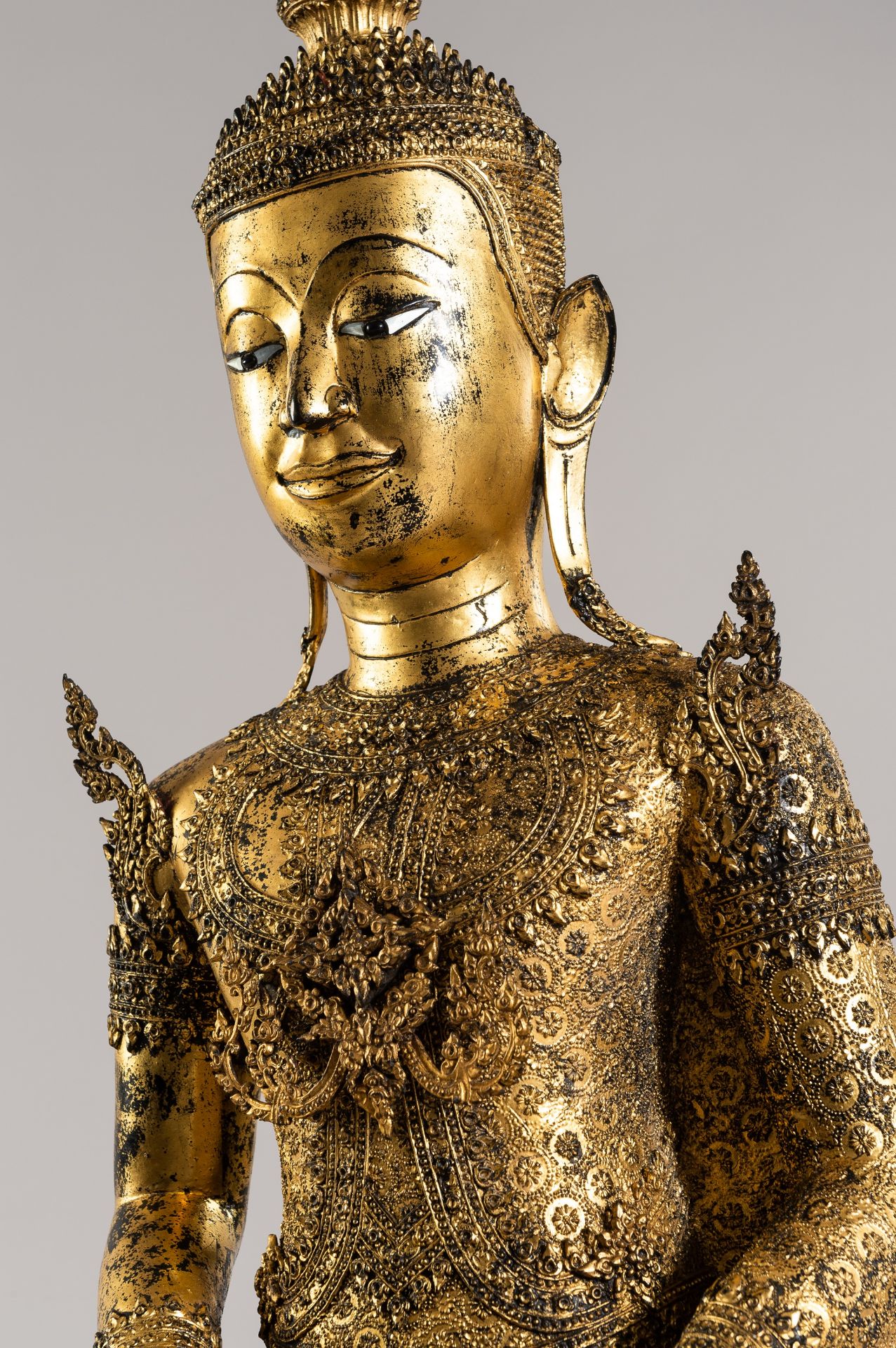 AN IMPRESSIVE LACQUER GILT BRONZE FIGURE OF BUDDHA, RATTANAKOSIN - Image 12 of 22