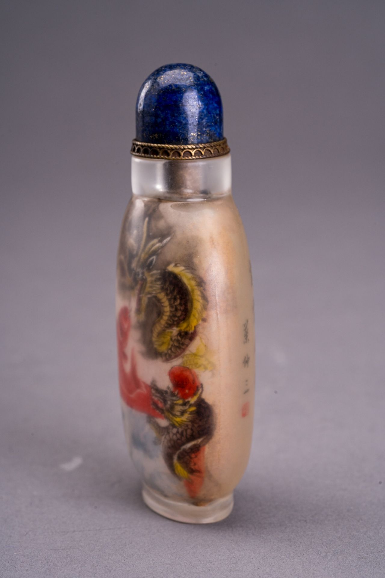 A LARGE INSIDE-PAINTED `DRAGONS AND CARP' GLASS SNUFFBOTTLE - Image 7 of 7