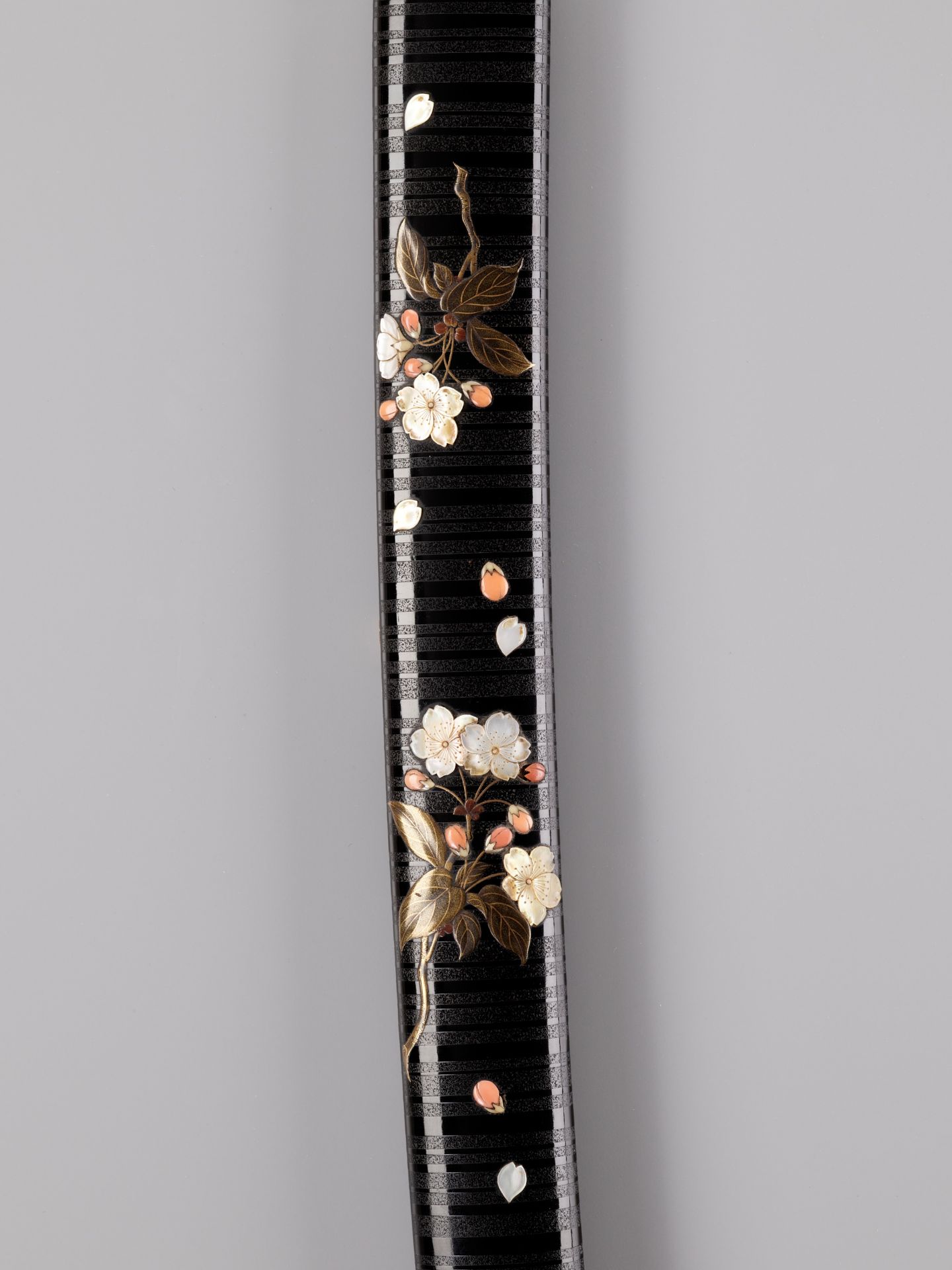 A SUPERB INLAID LACQUER WAKIZASHI KOSHIRAE WITH CHERRY BLOSSOMS - Image 4 of 9