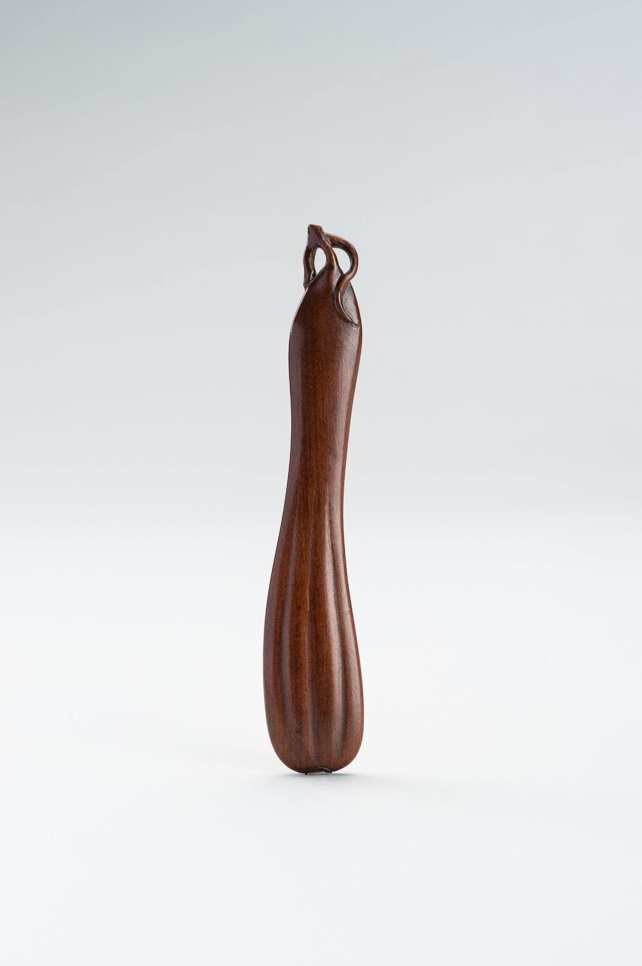 A LARGE AND ELEGANT WOOD NETSUKE OF A GOURD - Image 4 of 9