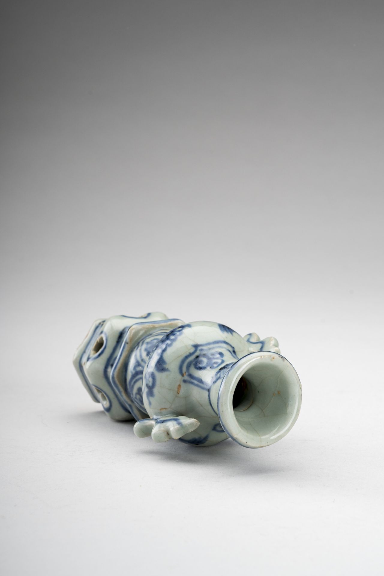 A SMALL BLUE AND WHITE PORCELAIN VASE - Image 6 of 7