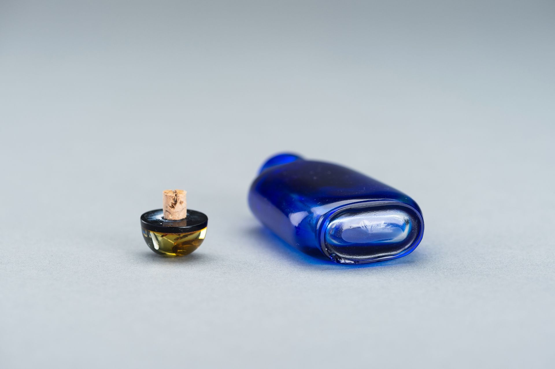 A SAPPHIRE-BLUE GLASS SNUFF BOTTLE, c. 1920s - Image 9 of 9