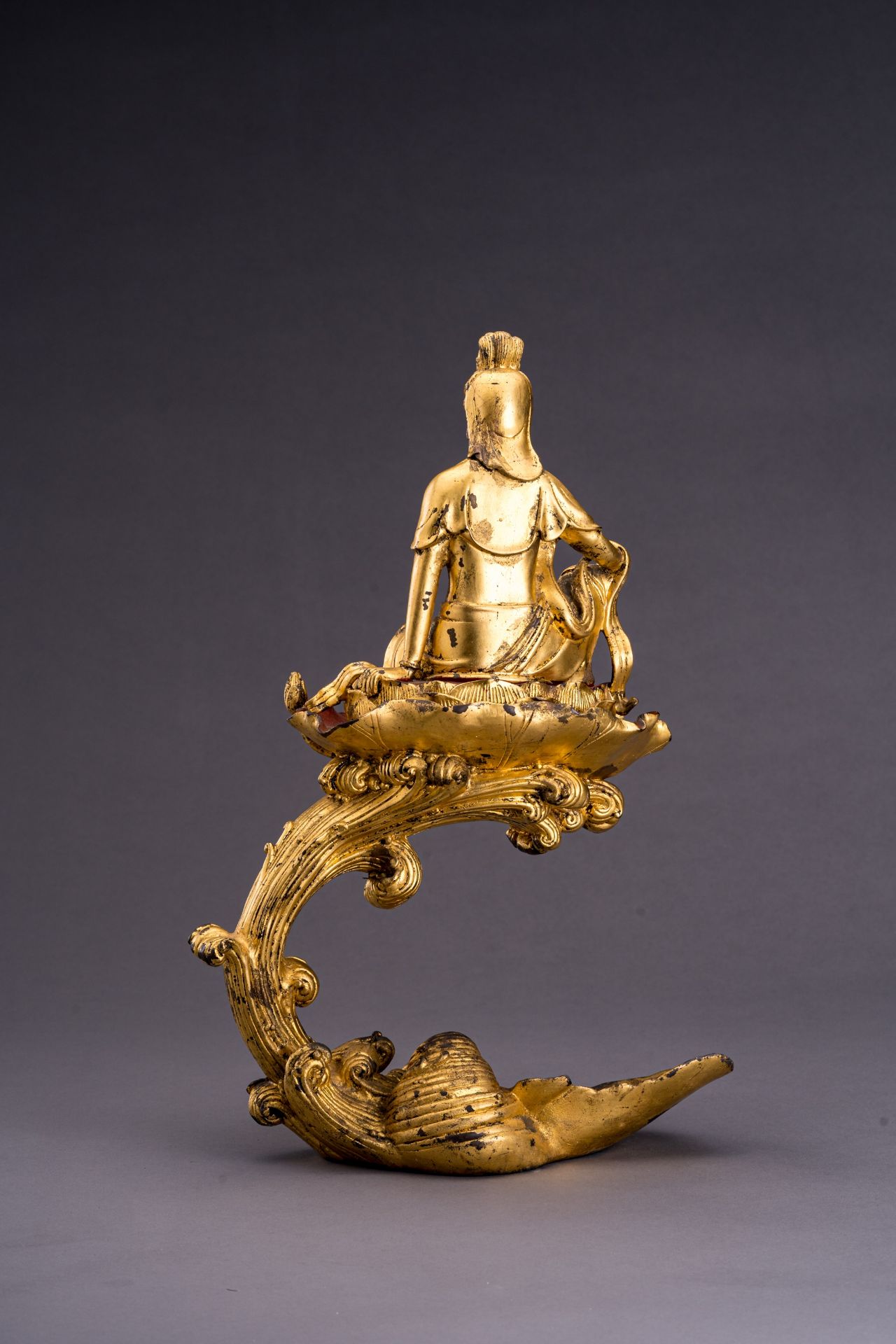 AN UNUSUAL GILT BRONZE FIGURE OF GUANYIN - Image 8 of 9