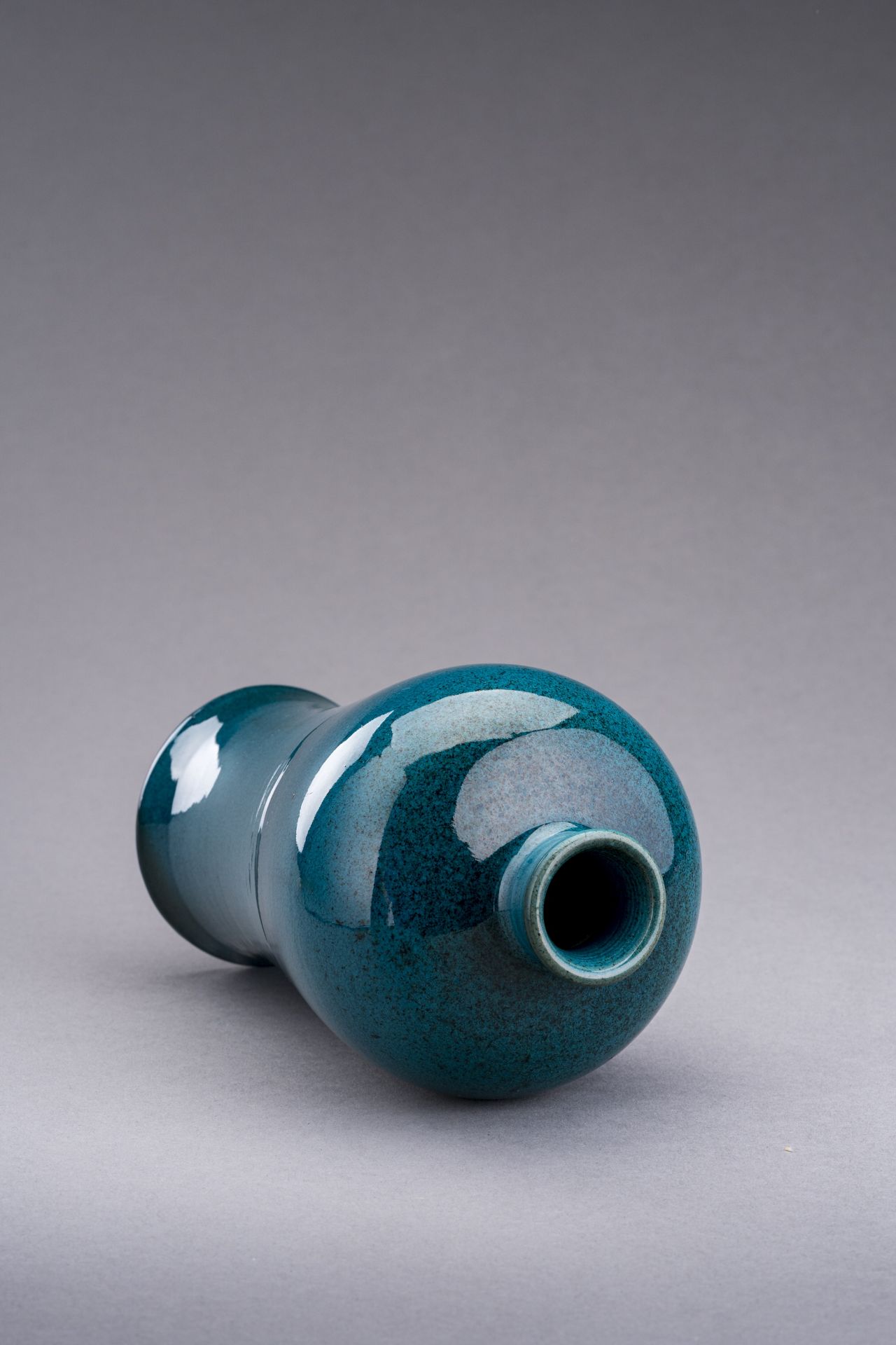 A TURQUOISE CRACKLE-GLAZED PORCELAIN VASE, MEIPING, c. 1920s - Bild 5 aus 6