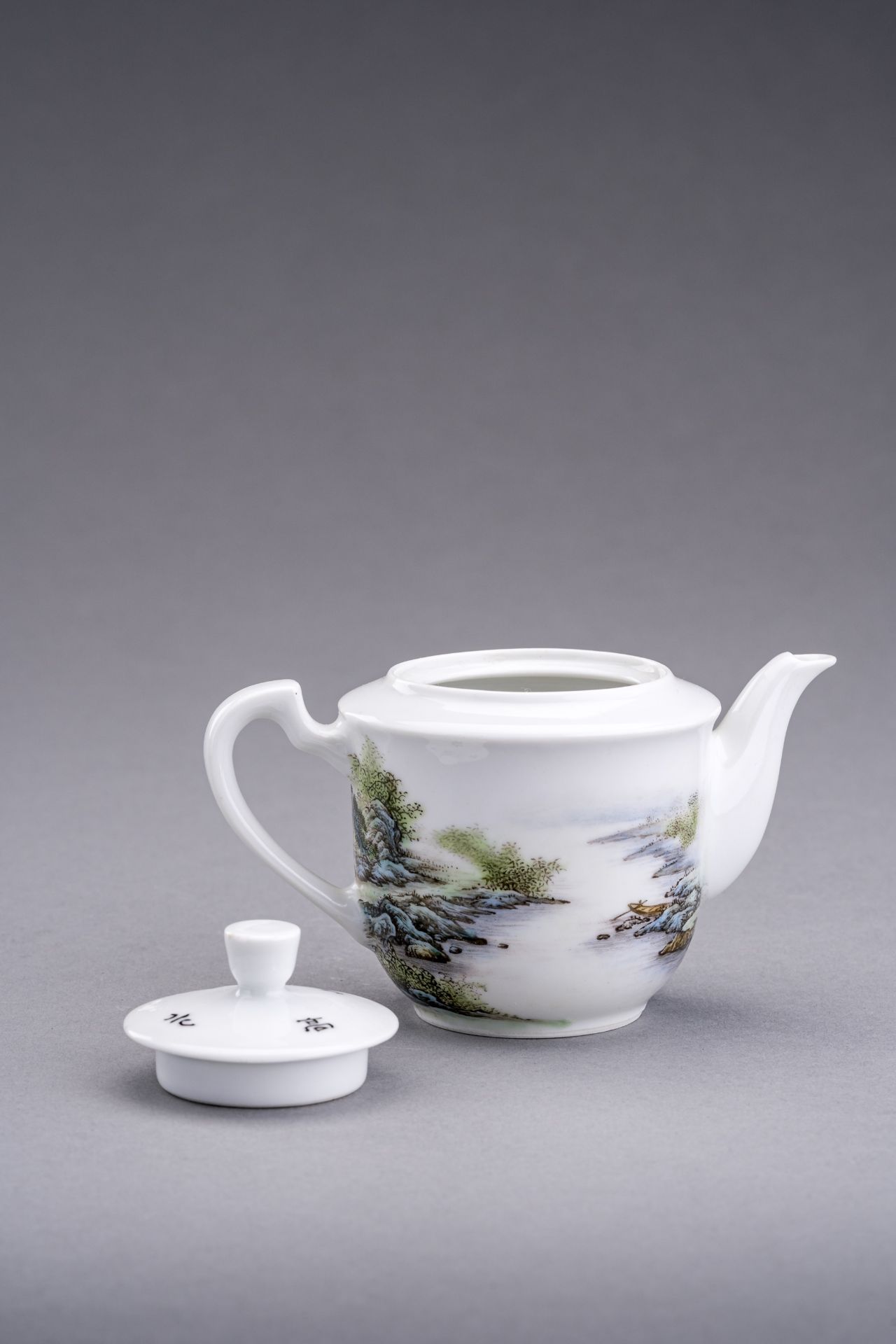 A SMALL ENAMELED PORCELAIN TEAPOT - Bild 7 aus 10