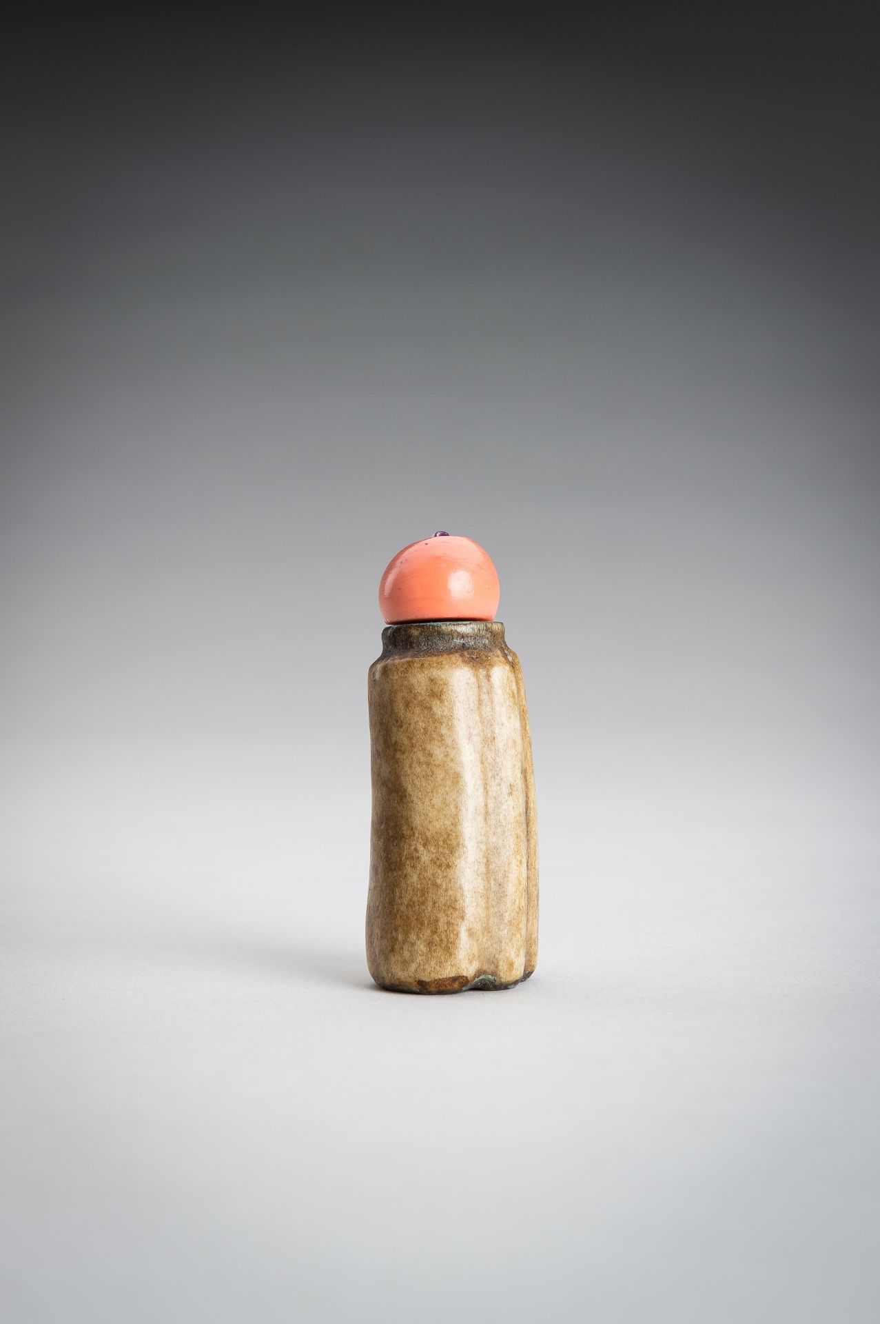 A STONEWARE SNUFFBOTTLE IN IMITATION OF BONE - Image 4 of 12