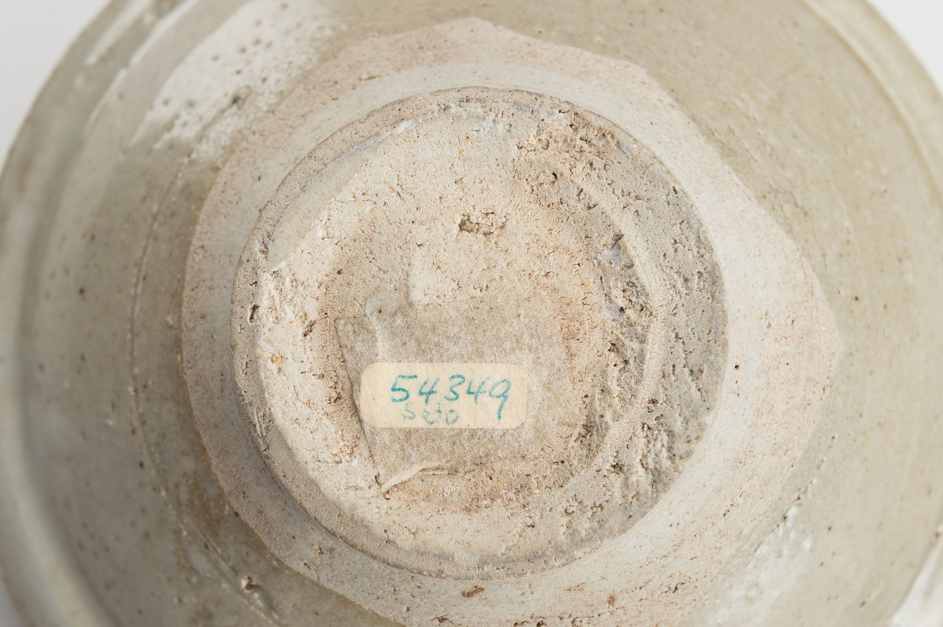 A GROUP OF THREE GLAZED CERAMIC ITEMS - Image 15 of 16