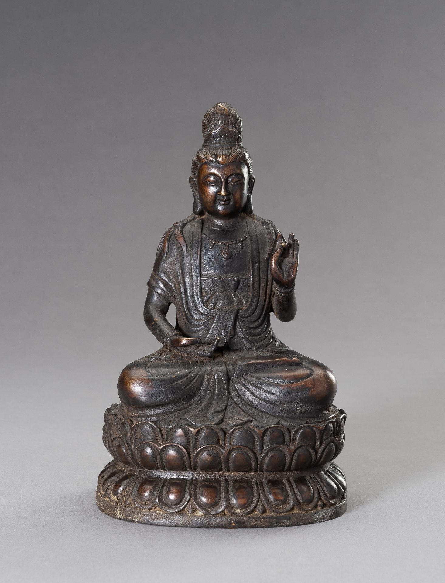 A BRONZE FIGURE OF SEATED GUANYIN, 20TH CENTURY