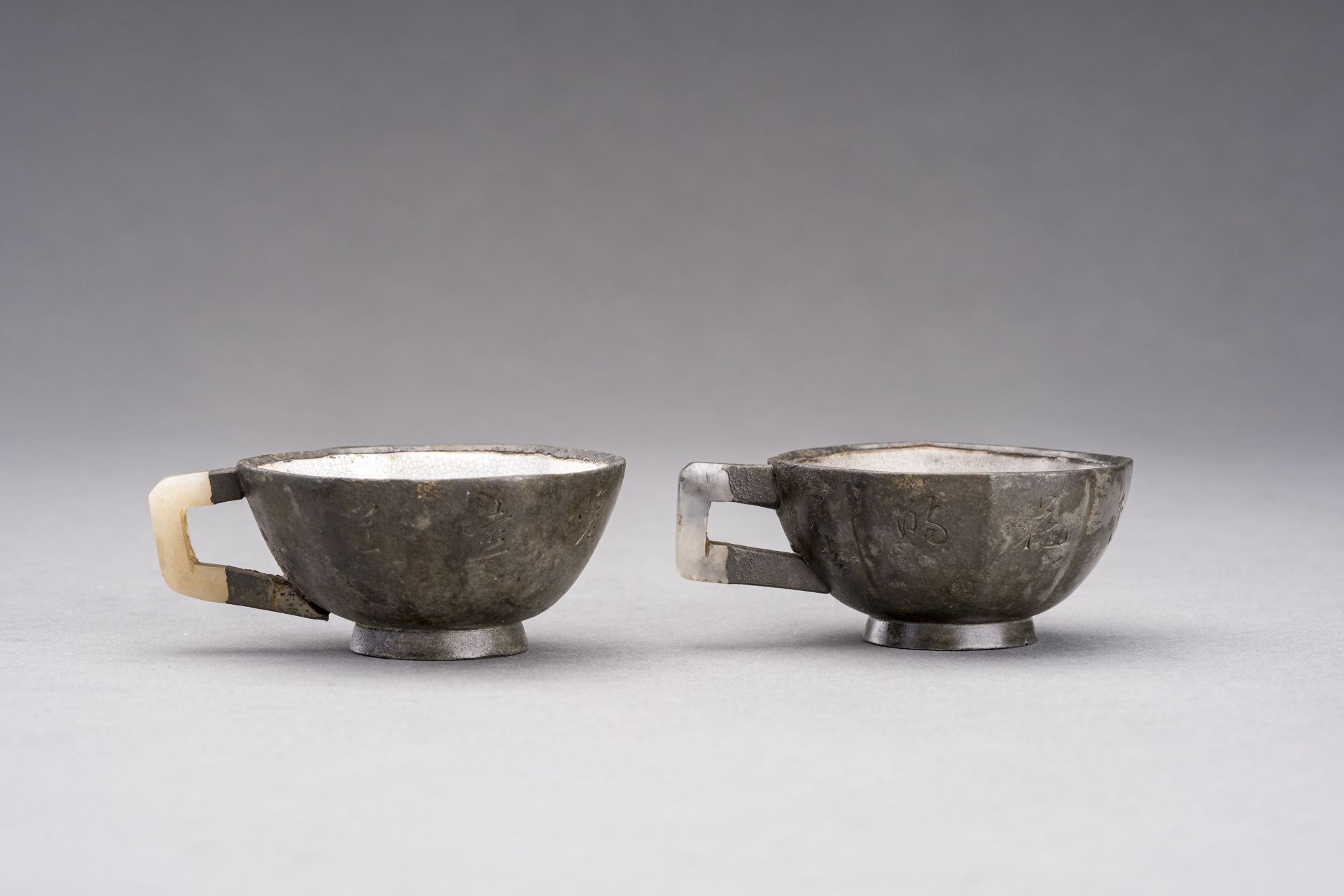A YIXING PEWTER-ENCASED AND JADE-INSET TEAPOT AND TWO CUPS, 1900s - Bild 17 aus 18