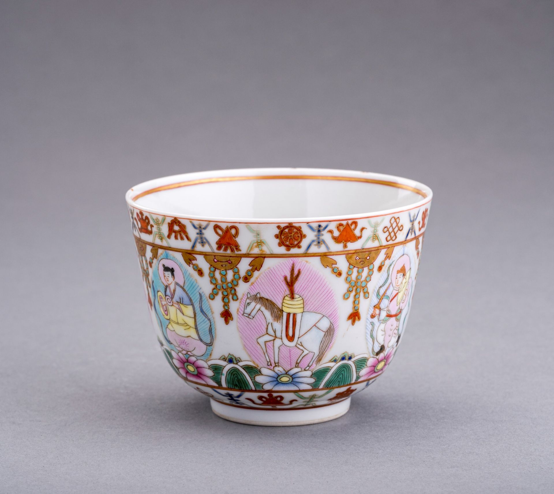 A FAMILLE-ROSE 'BARAGON-TUMED' PORCELAIN TEA BOWL, DAOGUANG