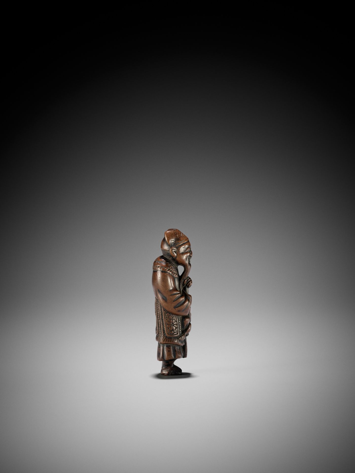 AN UNUSUAL WOOD NETSUKE OF A CHINESE SARUMAWASHI (MONKEY TRAINER) - Image 6 of 8