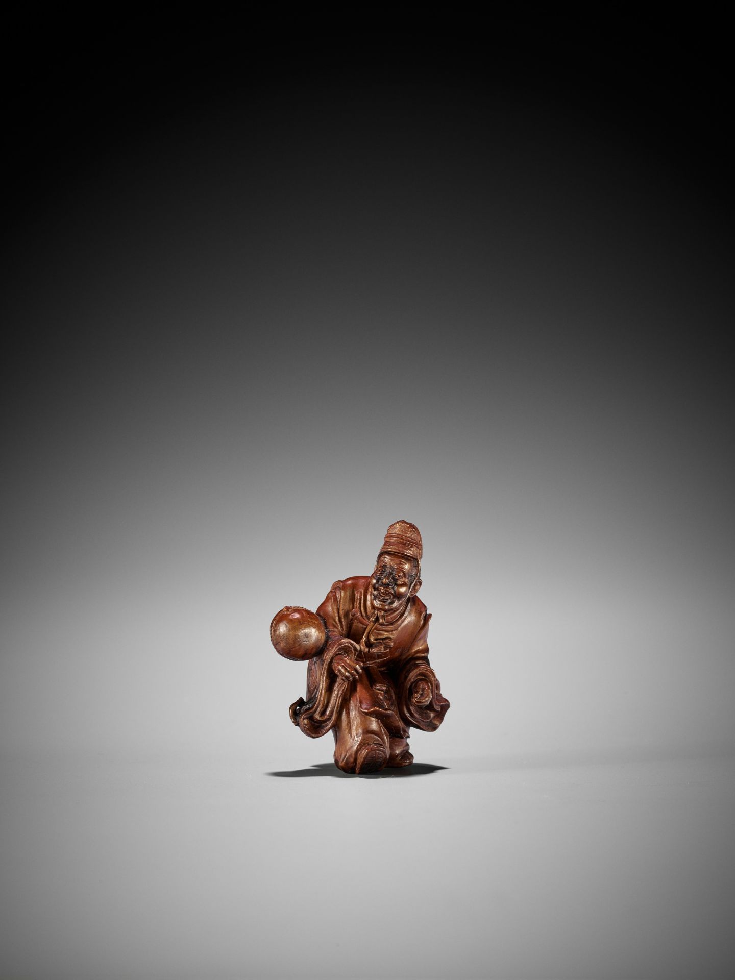 SEIHO: A FINE STAINED BOXWOOD NETSUKE OF A KEMARI PLAYER - Image 2 of 9