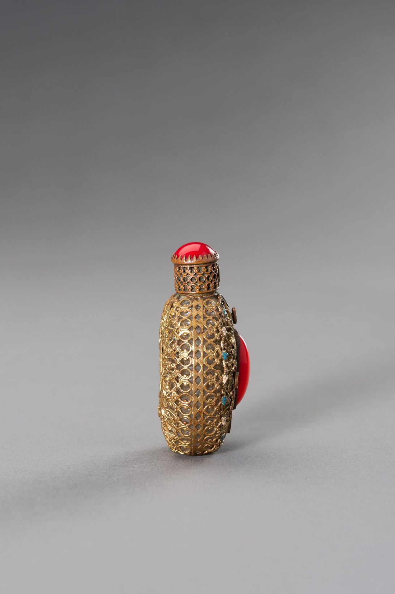 A CZECH EMBELLISHED METALWORK PERFUME BOTTLE, 19TH CENTURY - Bild 7 aus 14