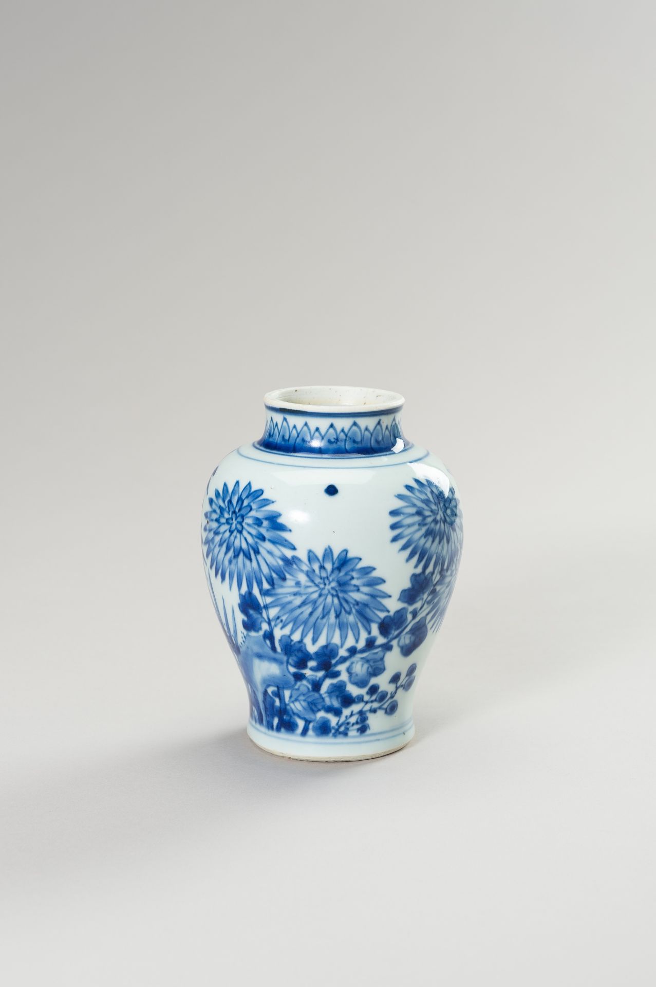 A BLUE AND WHITE PORCELAIN BALUSTER VASE - Bild 3 aus 10