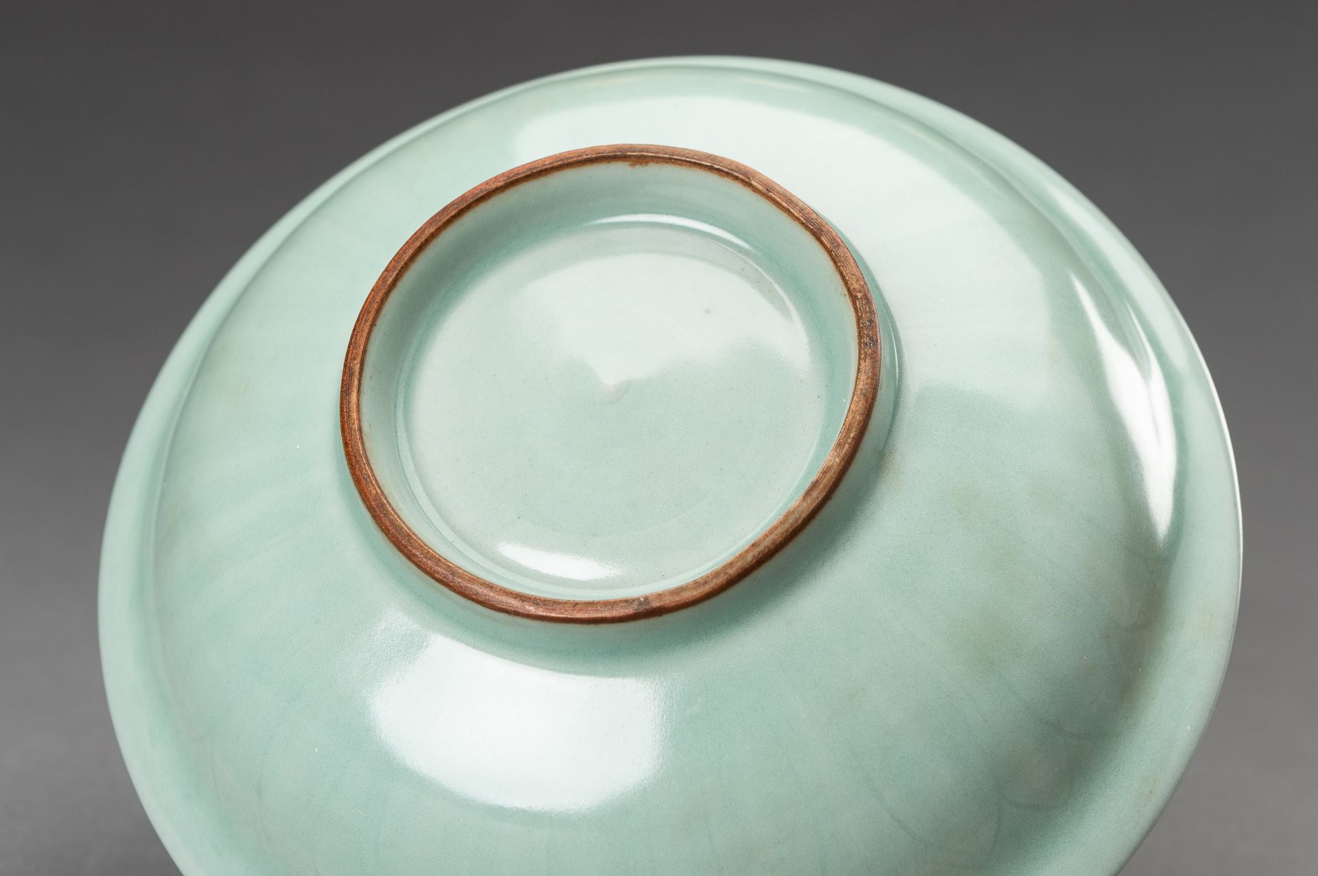 A YUAN STYLE LONGQUAN CELADON 'TWIN FISH' PORCELAIN DISH - Image 14 of 15