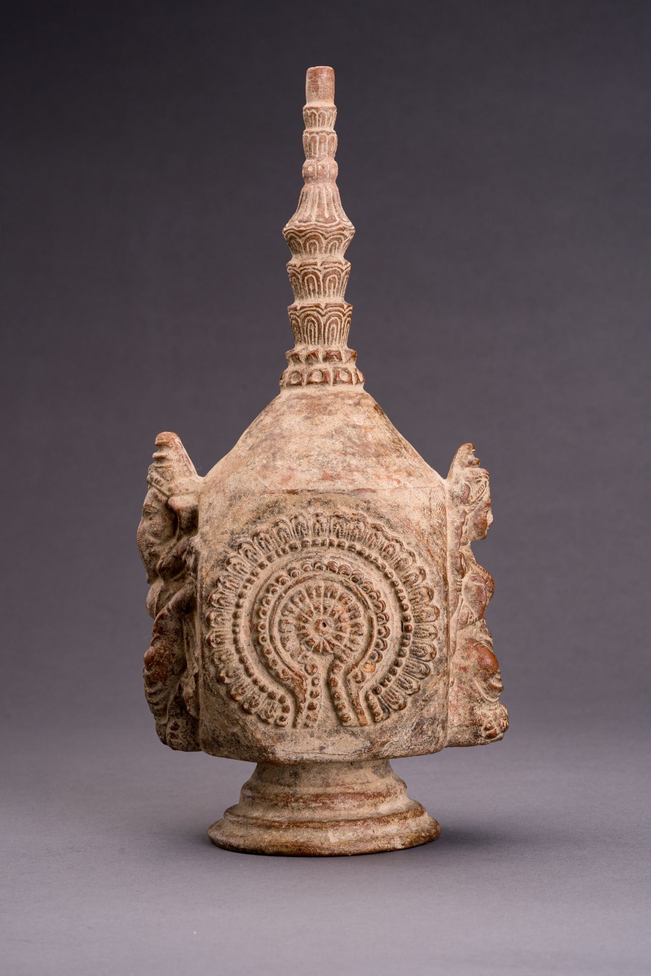 A MAJAPAHIT STYLE TERRACOTTA VASE - Image 7 of 9