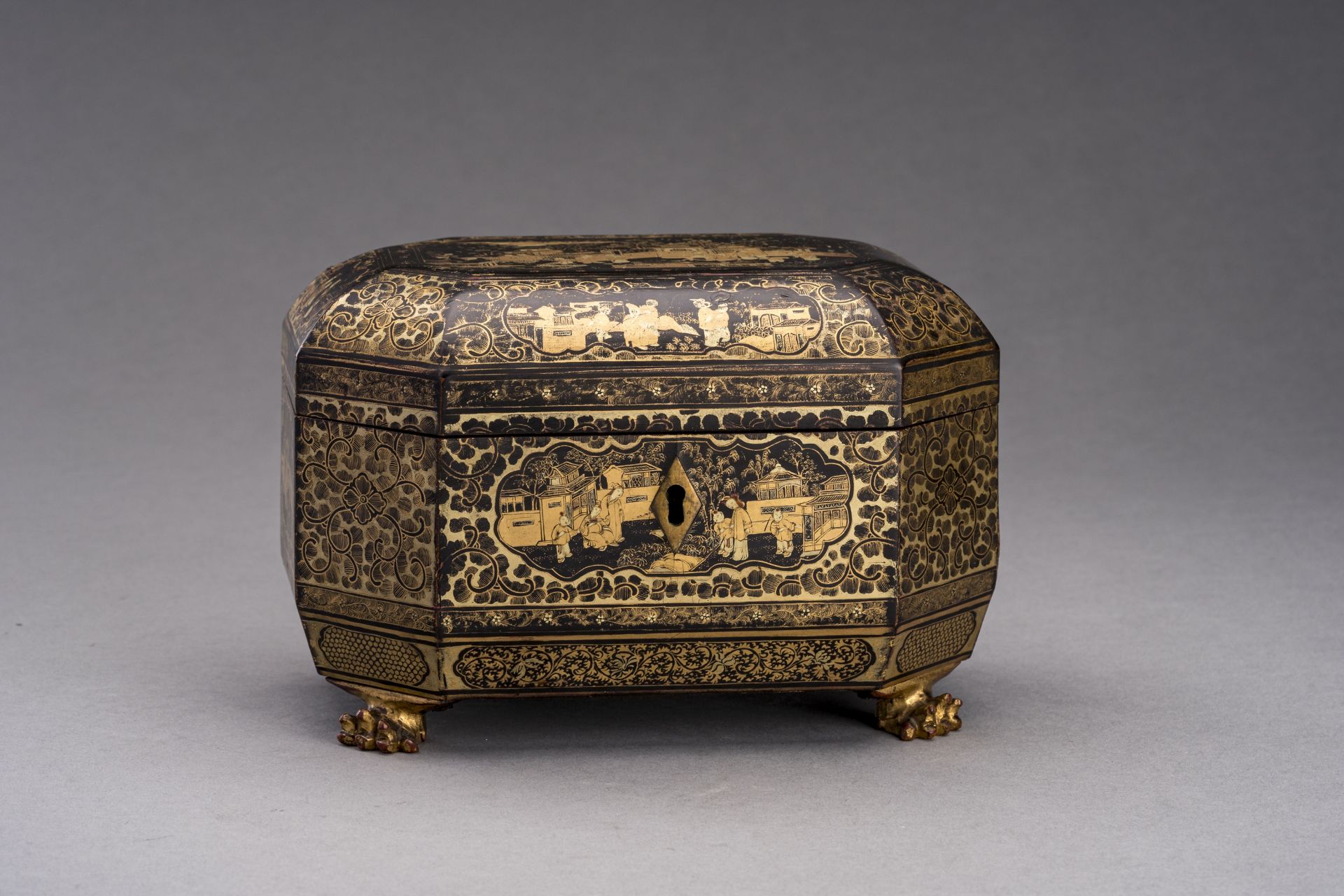 AN OCTAGONAL EXPORT LAQUER BOX WITH FIGURAL SCENES