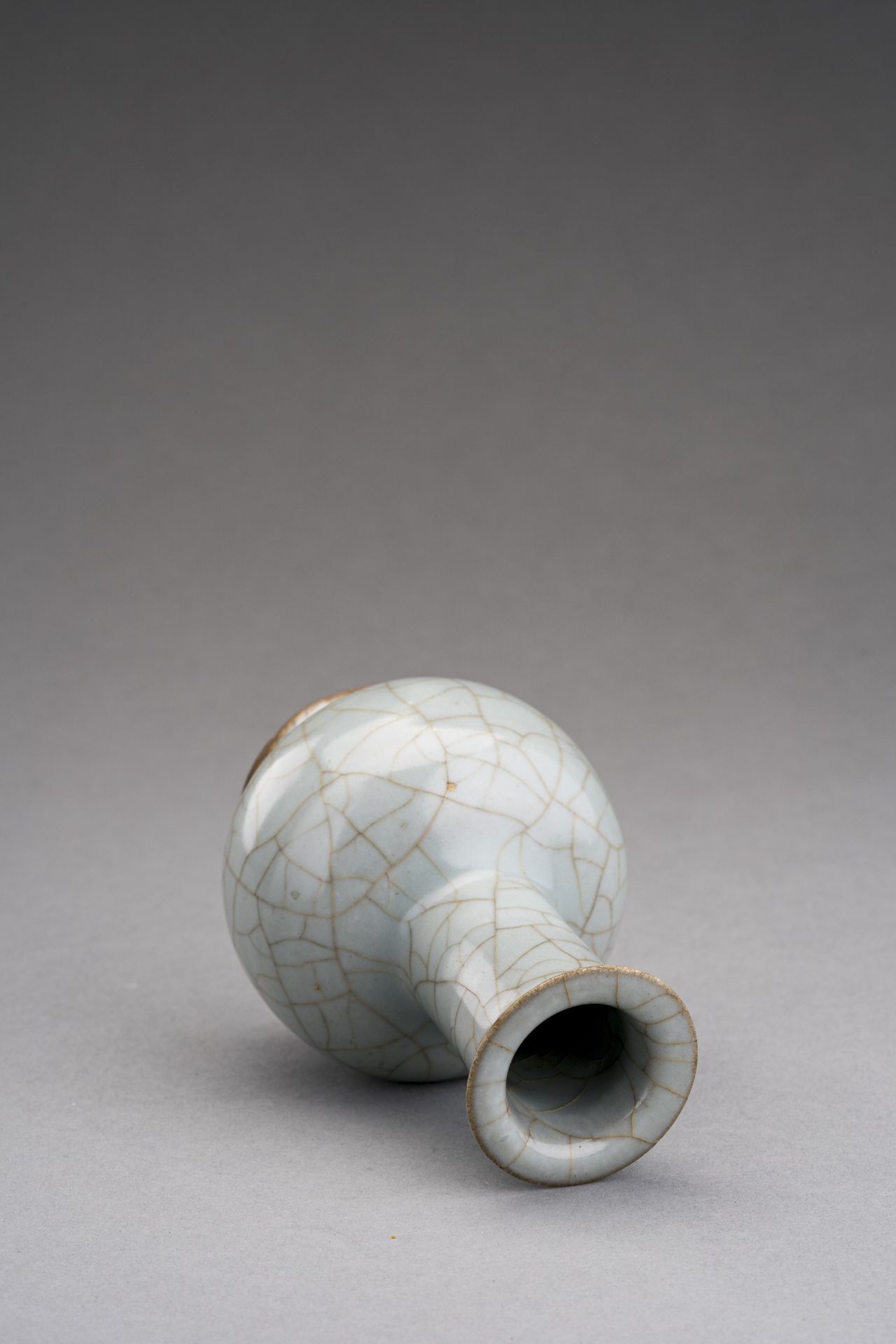 A GUAN-STYLE CELADON GLAZED PORCELAIN BOTTLE VASE, QING DYNASTY - Image 6 of 7