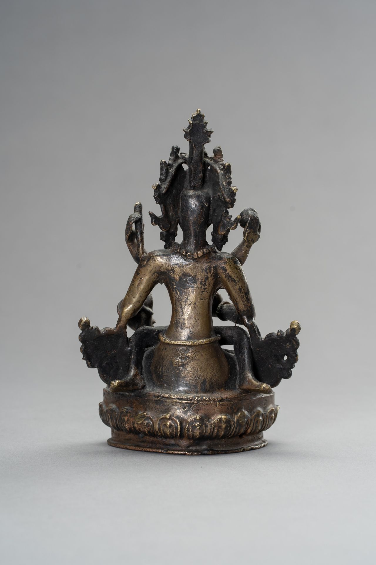 A BRONZE GROUP OF VAJRASATTVA IN UNION WITH VAJRAMAMANI, 1900s - Image 9 of 10